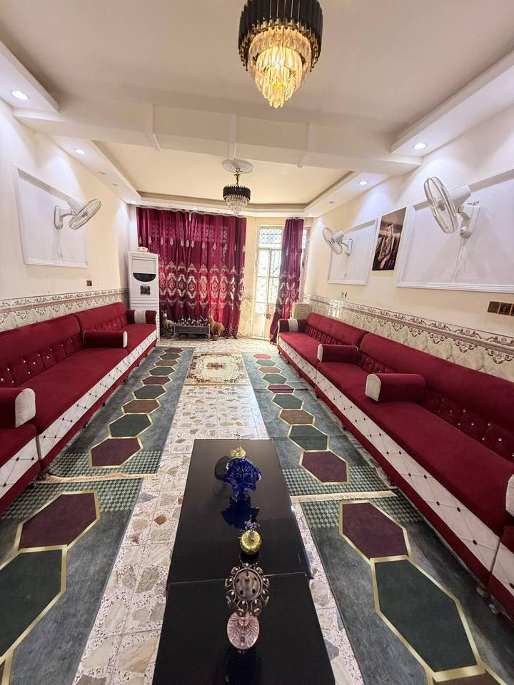 السلام عليكم دار للبيع منطقه الحميديه قرب الطاقه مساحه الدار 300متر بناء طابوق يحتوي على 3غرف نوم و استقبال مضيف 10متر للاستفسار ((*********** أبو محمد ))
