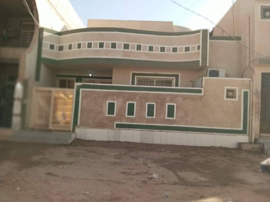 السلام عليكم عند بناية مساحتها 100متر مربع وبيت في الخلف البيت مساحتة 140متر مربع الموقع مقابل حي العباس تيل ١٢فرع المحمديه قبل المدارس  ٤محلات وبيت وشقتين
للاستفسار/***********
