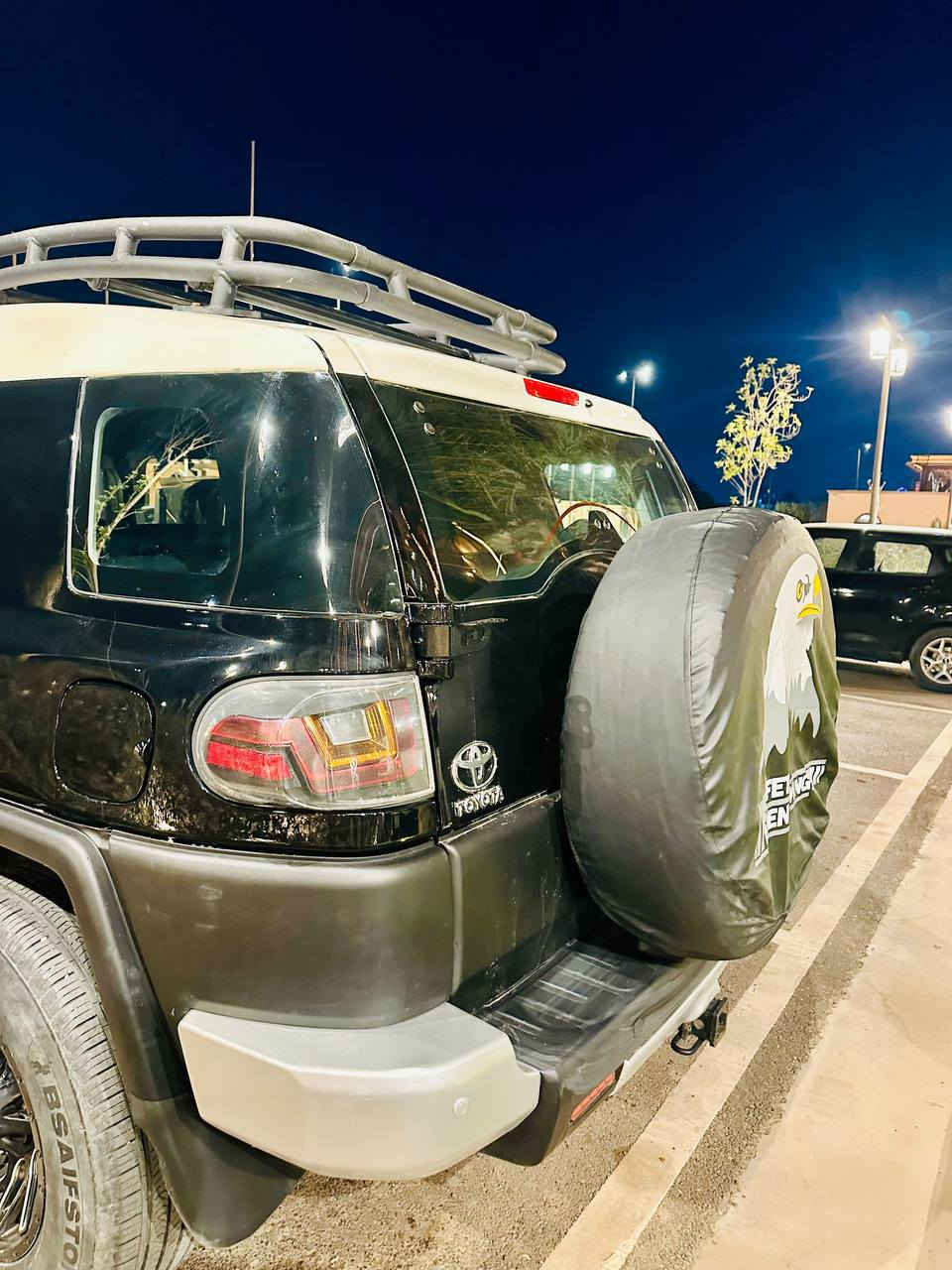 السلام عليكم.
FJ
موديل 2007
السياره مصبوغه عام جماليه
مسويلها ادامه المنضومت البانزين 
تبريد ثلج
تخم تاير 
المكان بغداد 
رقم انبار جديد
***********
