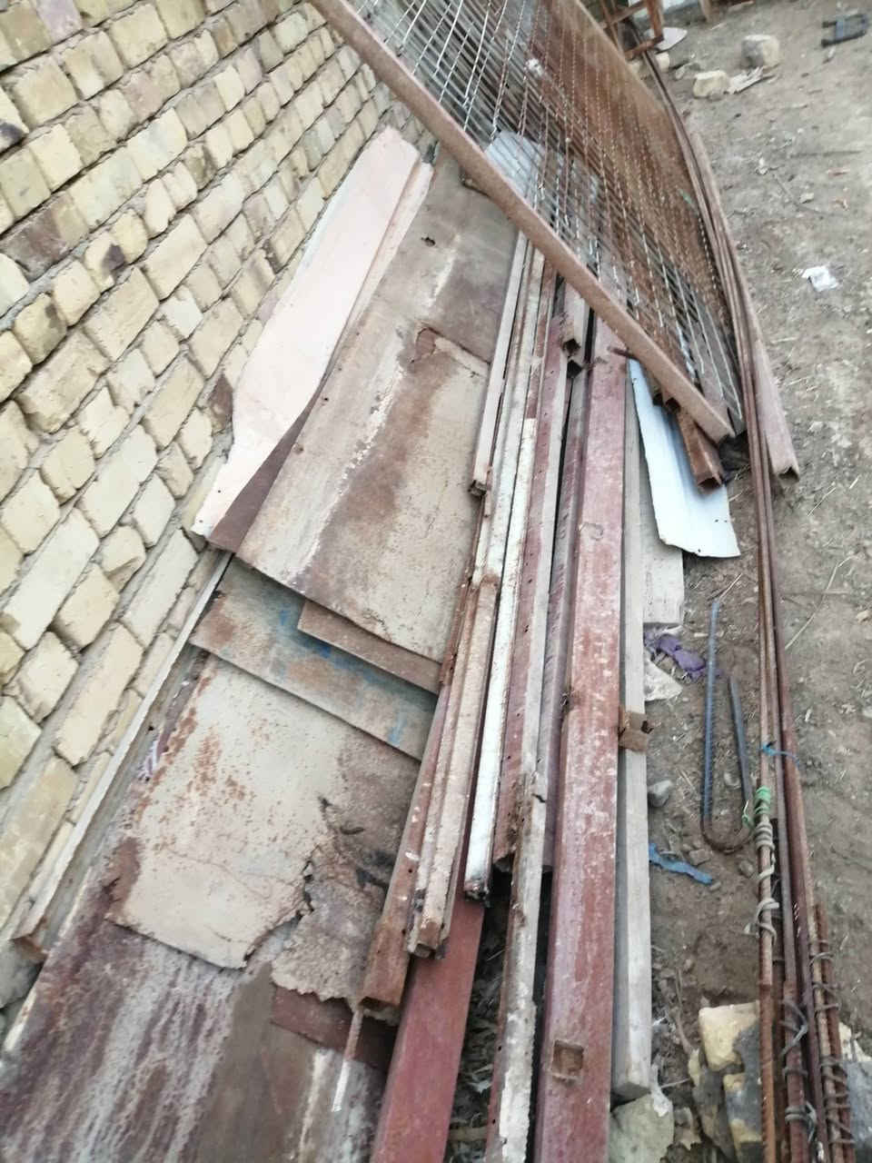 السلام عليكم حديد مشبك مسكم على شكل غرفة ٤ في ٤ ذو باب ٢متر + باب ٢ طلاكة عرض ٢متر + ٢ باب طلاكة وحدة + بليت قياسات مختلفه + شيش طول ٦متر عدد ٦
