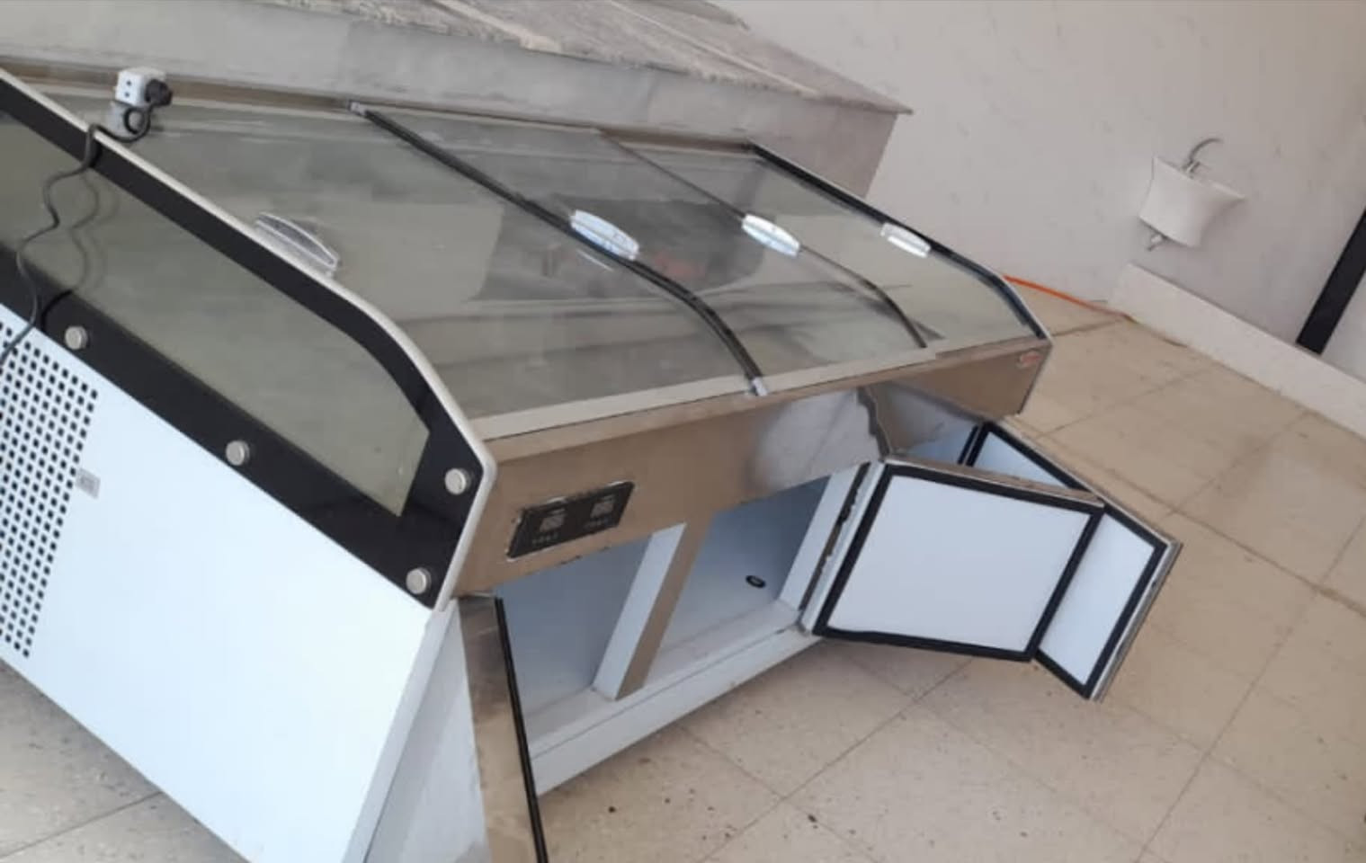 السلام عليكم 
عارضة براد طرحي سل ستيل بي ماطورين استخدام قليل 
٣ ايام 
للتواصل عن السعر والاستفسار : ***********
