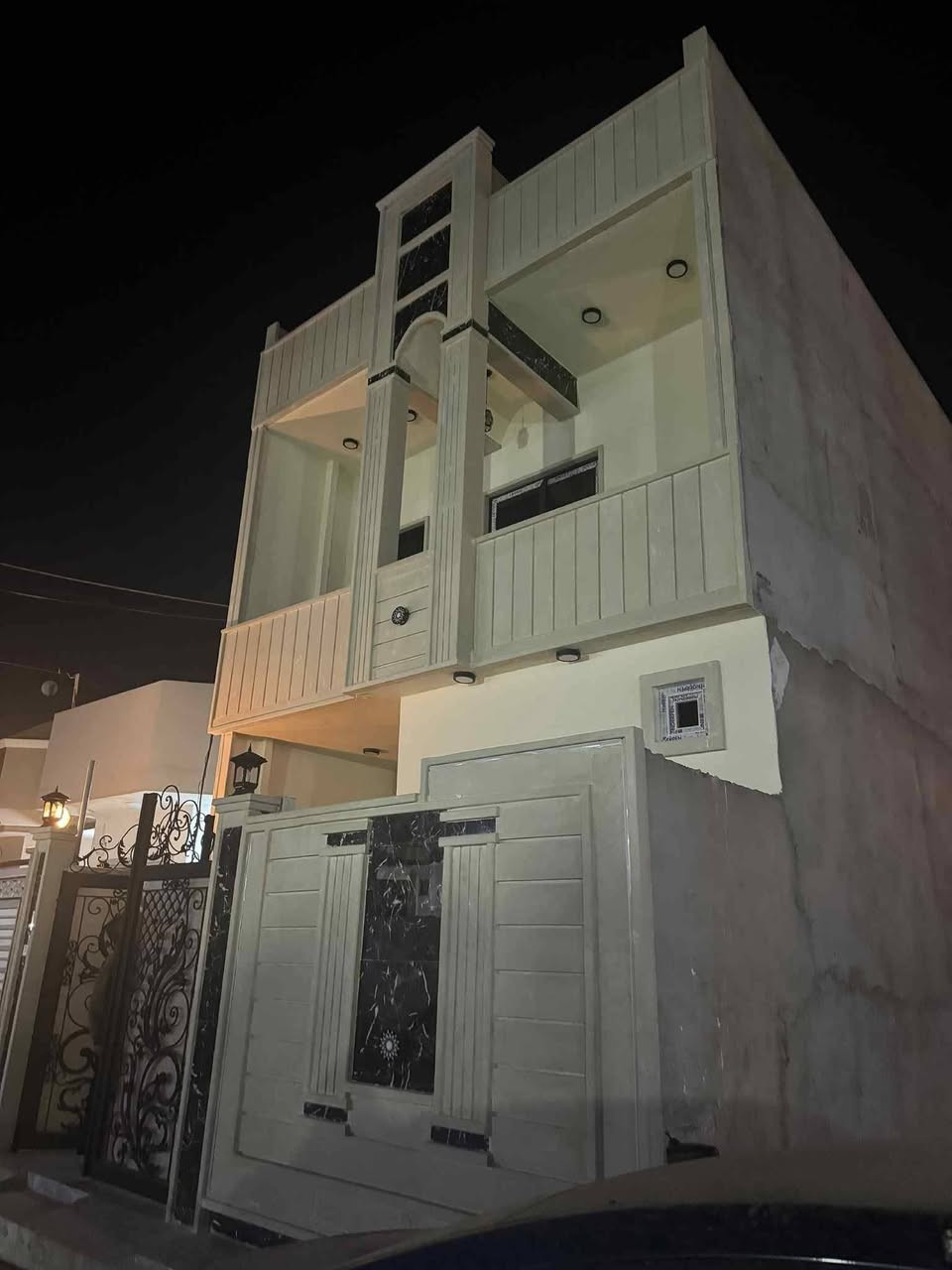 دار للبيع  طابقين في مشيرفة الثانية ظهر شارع ٣٠ الأول..
المساحة 150 م
 يتكون الطابق الأرضي من غرفتين نوم واستقبال ومطبخ وهول داخلي ومشتملات .. الطابق الأول ٣غرف نوم ومشتملات ... 
الدار سقوف ثانوية وسيراميك .. وبورسلين ..الدار بناء حديث الاتصال على الارقام التالية 
***********
***********
ابو اوس الحيالي 
مكتب الاوس
