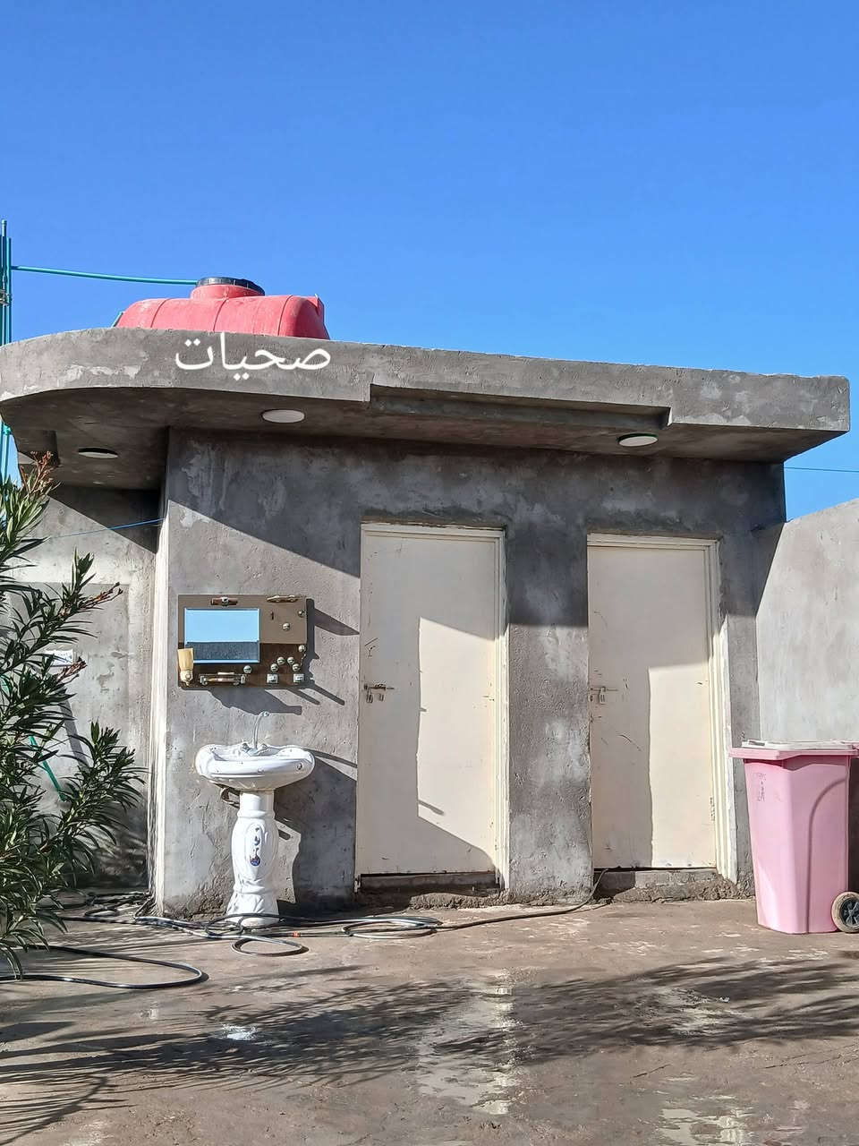 سلام عليكم الدار للبيع مساحه 320متر بناء حديث 2024غرقتين نوم صاله مطبخ ستقبال صحيات داخليه وصحيات خارجيه لقياسات موجوده بل صور معه الاثاث قرفه نوم معرض طباخ 5مراوح 2كيزرات تانكي عدد2ابو الف مكان بل نصار خلف لمعارض تواصل ***********///***********لبيت صب كونكريت اس وسكف
