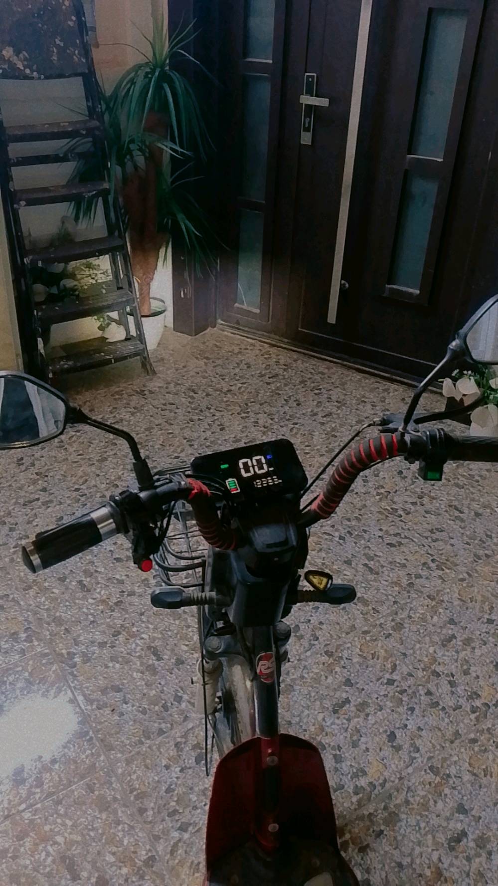 للبيع دراجة كهربائية بحالة جيدة، تحتوي على شاشة لعرض السرعة وحالة البطارية. التصميم مريح مع مخزنين أمامي وخلفي لحمل الأغراض. مناسبة للتنقل داخل المدينة.