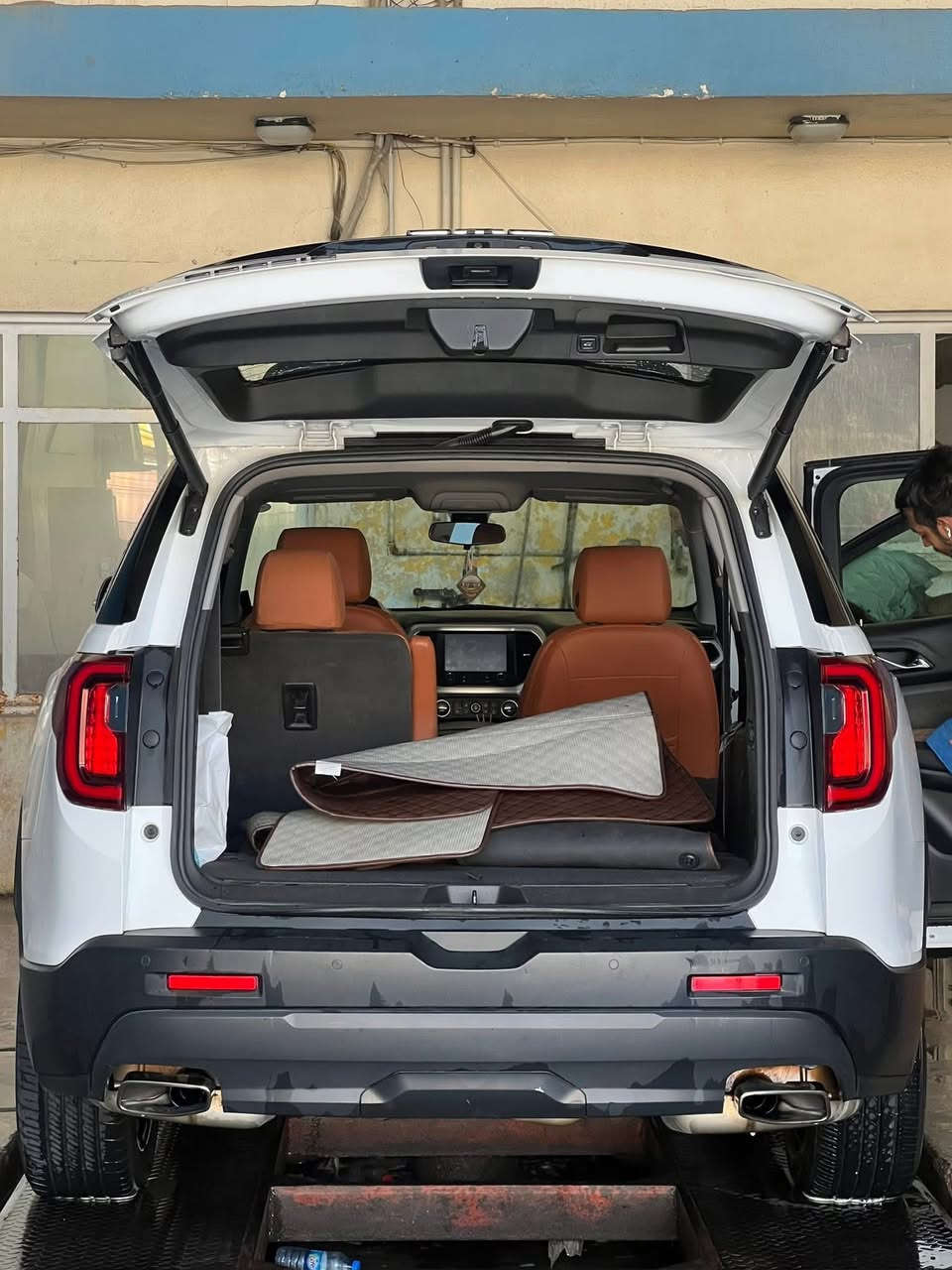 SLE Black Edition
لون أبيض × ويل وشبك أسود يطي شكل ملكي 😍
الممشى: 73 ألف كم فقط ✅
محرك 4 سلندر تيربو اقتصادي وقوي
رقم الشاصي: 1GKKNKL42NZ164216

✨ مواصفات مميزة:
 • شاشة كبيرة مع أبل كاربلاي وأندرويد أوتو
 • كامرة رجوع + حساسات
 • دخول ذكي وتشغيل بصمة
 • تبريد أمامي وخلفي
 • ويل 20 إنج أسود (Black Edition)
 • السيارة مدوشمة بدبي كامل المقاعد دوشمة درجة اولى 
• إضاءة LED حديثة

📌 السيارة بيها حادث (قطعتين) جاملغ وبنيد عكس السايق وطخة خفيفة بجاملغ السايق ورصعة بالصندوك اني ممعدلهة لان مماثرة  
البچم بدون دواخل وبدون شواصي مبدل دينالي يجي شكله احلى بهواي واحسن حتى بالطريق الخارجي ميجي حصو على الراديتر 

اي تفاصيل ثانية اتصل او راسل وتدلل
💰 السعر المطلوب: 245 ورقة

📞 للاستفسار: ***********
