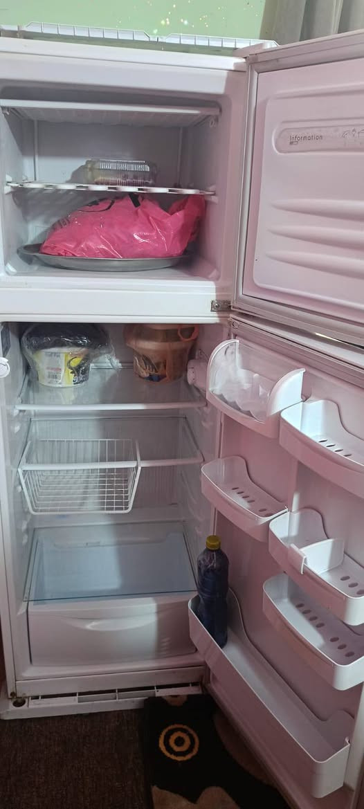 ثلاجه مستعمل نضيفه شغاله وتبريده خير من الله والفريز هم شغال ويجمد الثلاجه ما مصلحه ابد 
المكان كربلاء حي النصر 
‏‪***********‬‏ كربلاء, العراق
