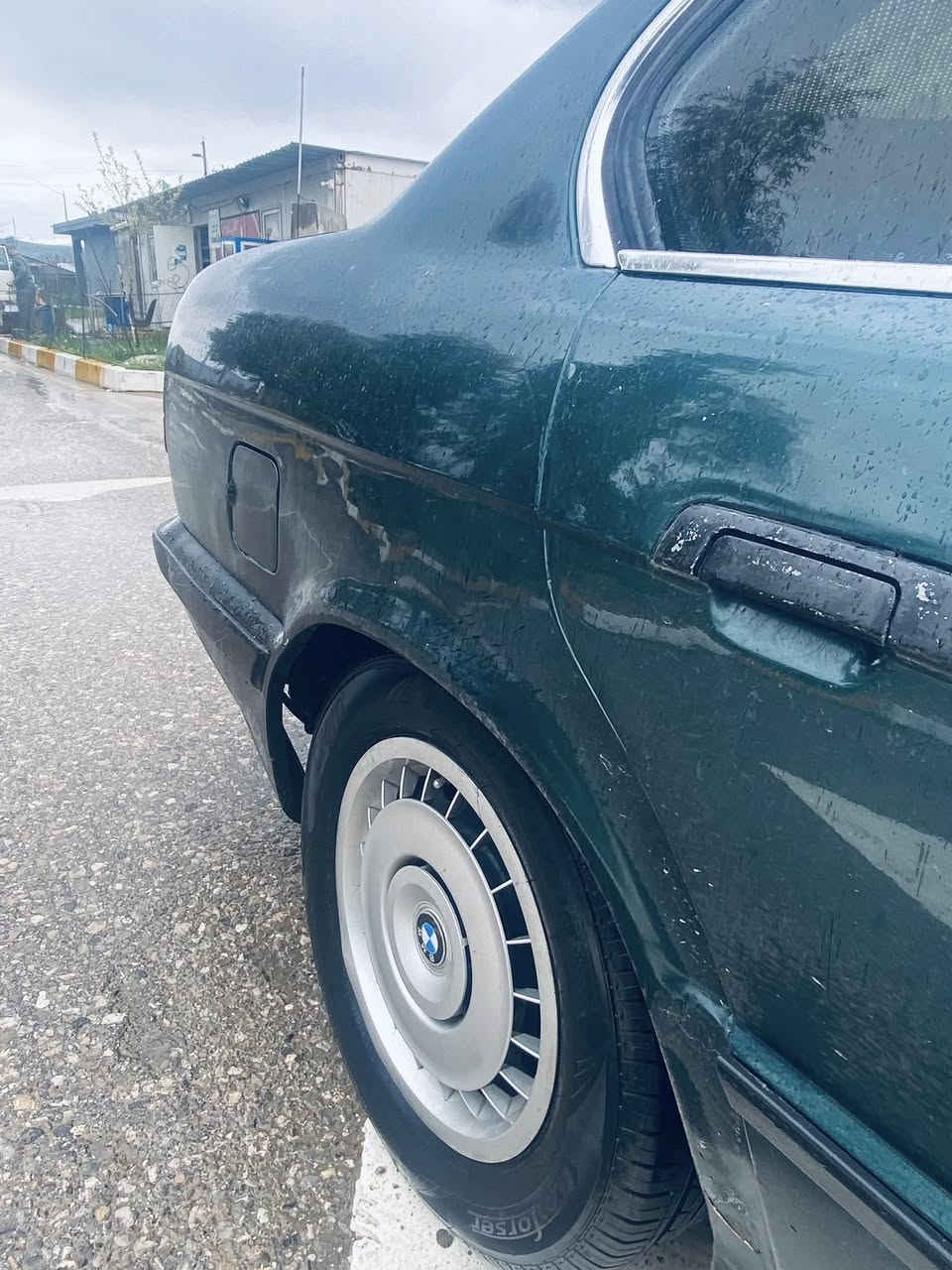 Bmw525i
سه نه وي سه وزي له كه له به شه رت 
موديل 92 
ته بريد ساردو گه رم
 دوجام كاره با 
مه كينه كه بس
نوكه ده رزي پيوه نيه 
پيشو دواي كه بس به شه رت 
موسو براوه ي به شه رت 
سعري 27گه لا و يه ك توز مه عامه له 
گورينه وه ش ئه كه م به شتيك به دلم بيت
***********
