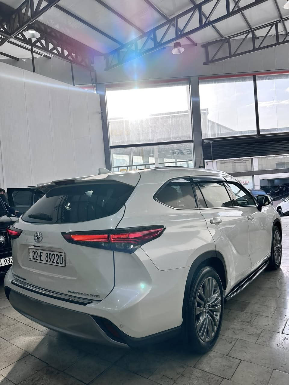 رقم السيارة : اربيل
موقع السيارة : دهوك
نوع السيارة: هايلاندر 
موديل: 2021 
المسافة المقطوعة:  47.000 ميل
محرك 6 سلندر بانزين 

مواصفات: بلاتينيوم فول للأخير VIP أعلى فئة
 
بصمة تشغيل 
بصمة ابواب دخول ذكي 
داخل قرميدي 
كراسي جلد قرميدي دشبول لونين
كراسي خزن كهربائي 
كراسي تدفئة وتبريد 
كراسي خلفيه تدفئة 
تشغيل عن البعد 
بانوراما 
زر دفع رباعي خفيف وثقيل 
بريك كهربائي 
نظام اوتو ستوب 
وضعيات قيادة درايف مود سبورت .نورمال .ايكو 
دفع رباعي 4*4 
مانع انزلاق تراكشن
نظام نزول منحدرات 
نظام Snow ثلج 
ستائر خلفية
صندوك كهربائي + فتح عن طريق القدم 
صندوك يدعم سستم سماعة JBL 
بلاجيكتور كشافات 
رادار نقطة عمياء جانبي ‘
رادار خروج عن المسار 
رادار مانع تصادم امامي 
رادار خلفي للسيارة 
لايت زينون LED +عدسة دوارة
داتاشو عرض معلومات على زجاج الامامي 
مقاعد صف صالث 7 راكب 
ايشاير مري 
شاحن وايرلس للجوال 
دشبول والأبواب مطعم بالفورميك 
شاشة كبيرة JBL 
كاميرات عدد 4 حول سيارة دوارة
سستم سماعات JBL
حساسات اماميه خلفيه 
مداخل USB وتايبسي 
نظام الخرائط نڤكيشن
تحكمات ستيرن اوامر صوتيه فول 
مرايا داخليه كاميرا
مري شعار الترحيب 

ملاحظات: كلين تايتل بدون صبغ مكفوله كفاله عامة بدون قطرة صبغ السيارة جديدة ما شاء الله 

السعر 42.000$ مجال 

 
للأستفسار :

 ***********
***********
