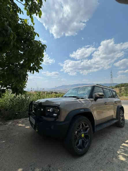 جيتور T2 2025
جيتور T2 2.0L LUXURY

الموديل: 2025 (خليجي)
العداد: 23,000 كم قابل للزيادة 

المحرك: 4 أسطوانات L 2.0 تيربو 254 حصان حقن مباشر
عزم الدوران (نيوتن-م): 390
ناقل الحركة: اوتوماتيكي دبل كلاتش من 7 سرعات
نظام الدفع: نظام دفع رباعي متطور من BorgWarner

الضمان الأساسي: 6 سنوات وعداد كيلومترات مفتوح
ضمان المحرك: 10 سنوات او 1،000،000 
بعدها داخل الضمان و الصيانة كلها داخل الشركة 

المواصفات:

*فتحة سقف بانوراما 1.1م
*إطارات قياس 20 إنچ
*الصندوق شفط
*الشباك الامامي المضاء  بجيتور 
*مثبت سرعة مع رادار تفاعلي
*نظام القيادة شبه الذاتية
*نظام الكبح التلقائي في حالة الطوارئ
*نظام تحذير الاصطدام الامامي والخلفي
*كاميرات محيطية 540 درجة
*حساسات أمامية وخلفية
*نقطة عمياء
*نظام تحذير مغادرة المسار
*نظام المساعدة للبقاء في المسار
*شاشة التحكم بقياس 15.6 إنچ
*شاشة القيادة بقياس 10.25 إنچ
*نظام صوتي متطور 12 سماعة من Sony
*نظام أبل كاربلاي وأندرويد أوتو لاسلكي
*نظام اوامر و تحكم صوتي
*مقصورة الركاب من الجلد الفاخر والكنتارا
*مقعد السائق والراكب كهربائي
*مقاعد السائق والراكب مبردة و مدفئة
*مقاعد السائق والراكب مزود بذاكرة لحفظ 3 وضعيات الجلوس
*إنارة ترحيبية مع إنارة محيطية متعددة الالوان
*عتبات الأبواب مضيئة
*مصابيح أمامية وخلفية أوتوماتيكية LED 
*التكيف التلقائي للضوء العالي
*نظام تقليل الضجيج النشط مع زجاح مزدوج
*المرايا الجانبية قابلة للطي كهربائياً ومدفئة
*دخول ذكي و تشغيل عن بعد
*خاصية إغلاق نوافذ وفتحة السقف عن بعد
*شاحن هاتف لاسلكي سريع
*نظام تنقية الهواء PM2.5 وفلتر N95
*مسند الذراع الوسطي مع ثلاجة
*انماط قيادة متعددة للطرق الوعرة
*وسائد هوائية امامية و جانبية عدد 6
*ماسحات الزجاج الأمامي مع حساس للمطر
*دوسات جانبية
*نظام الفرامل الأوتوماتيكي Autohold
*نظام التحكم بنزول المنحدرات
*نظام المساعدة لصعود المرتفعات
*نظام مراقية ضغط الاطارات

السعر : 28,300 
ومكان السيارة البصرة القبلة
***********
