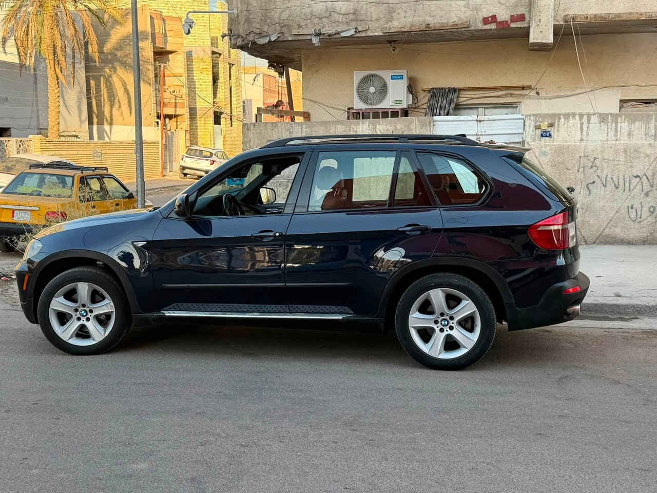 ارخص 🏴‍☠️BMW X5  2008وارد حادثه تبديل فخذه ايمن
مصبوغه حزام ماشيه 51 دبل بانوراما  7 راكب كير ومحرك جدد تبريد 3 قطع ثلج ❄️ دواخل جديده السياره فول صندوق كهرباء ⚡️ كهربائياتها جاهزه مشروع وطني ورقم دولي السونار مرفق
السعر  79 وبيها مجال قليل مكانه بغداد 
للاستفسار ***********
