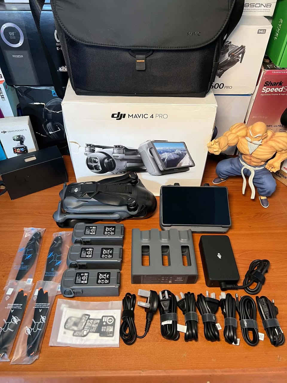 DJI MAVAC 4 PRO COMBO RC PRO 2 
بقرص SSD مدمج بسعة 512 جيجابايت مدة طيران 51 دقيقة ابقَ على اتصال دائم عبر مسافات شاسعة مع تقنية DJI O4+، التي توفر نقل فيديو فائق الثبات وعالي الدقة لمسافة تصل إلى 30 كيلومترًا مع أقل قدر من التأخير 
دقه الكامره 6K بمعدل تصل 60 اطار في الثانيه 
طبعن موصفات هواي بس ماكدر اكتب كل الموصفات 
للستفسار اكثر المراسله او التصال ***********
