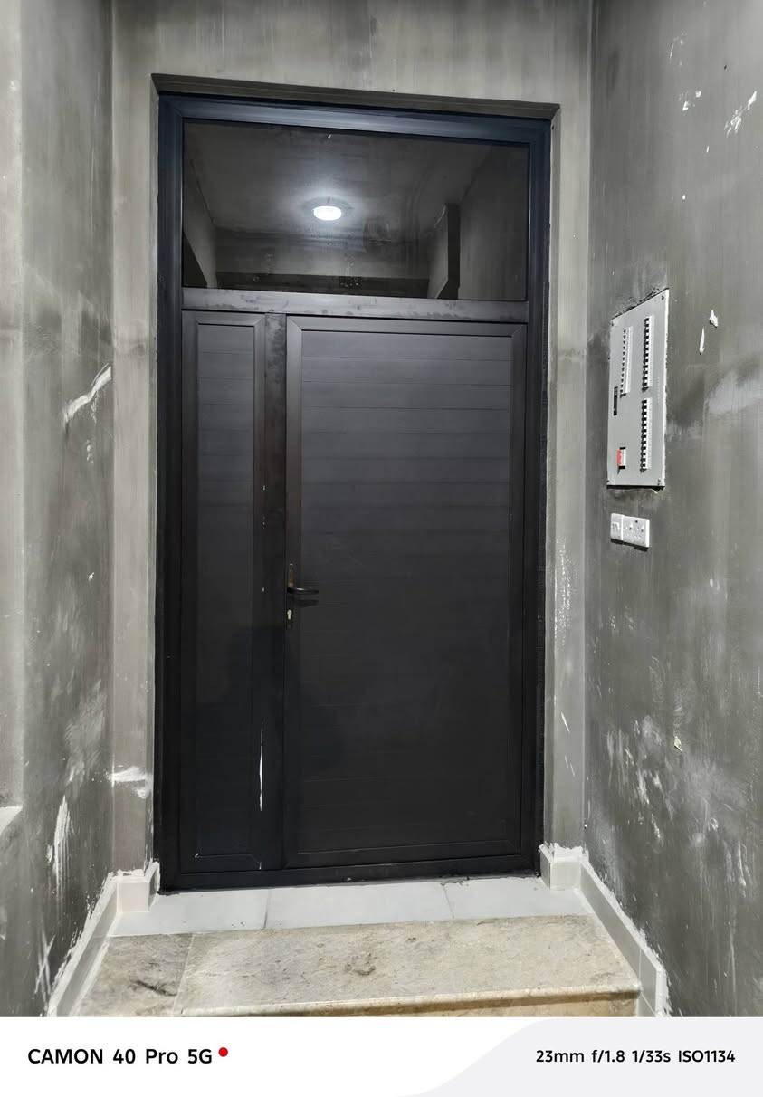 يوجد لدينا كافت انواع ألألمنيوم والأبواب التركيه والمحجرات بأنسب الأسعار العليك تتصل نجيك الباب البيت وتوصيل والشد والنقل علينه حي نهاوند شارع البطاقه الوطنيه الجديده رقم التلفون ***********
