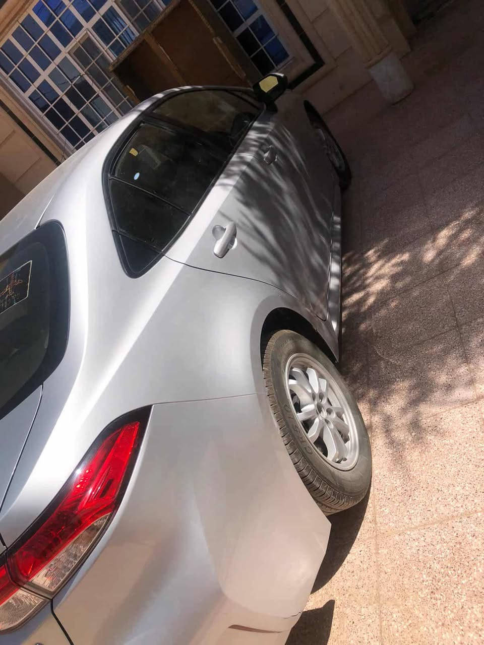 السلام عليكم كورلا هايبرد موديل 22 سيارة ماشية 92 ميل  حادث سيارة موضح بالصور و سونار سيارة كذالك موضح في الصور سعر سيارة 130 وبي مجال مكان سيارة حي جهاد  للاتصال ***********
