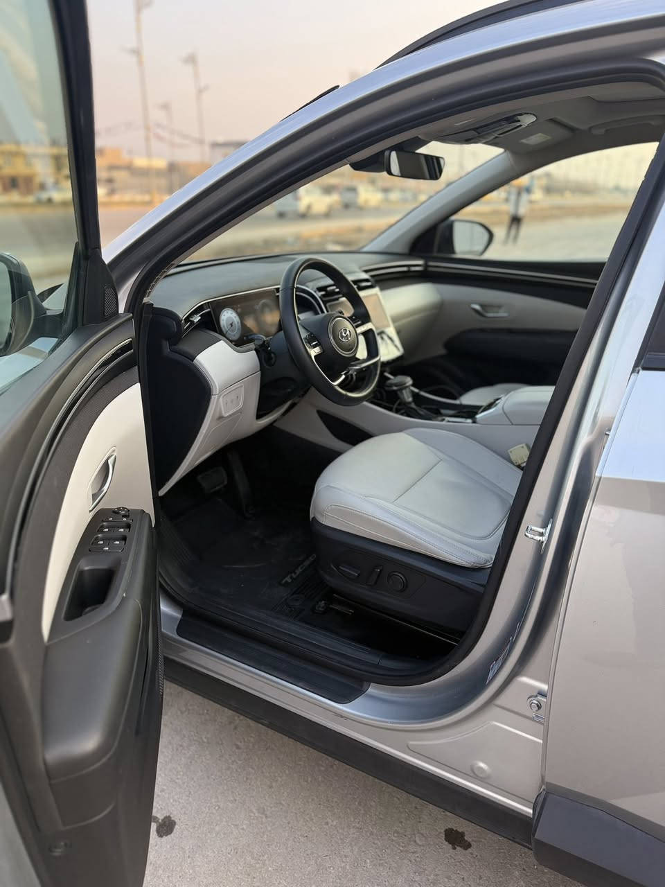 السلام عليكم
للبيع 
هيونداي توكسان 2024 لون سلفر رقم بغداد
المواصفات 
بصمة 
داخل جلد ابيض 
فتحة
سايد بريك دكمه
وباقي المواصفات معروفة
صبغ بنيد فقط
صور الحادث موضحه في المنشور 
السعر 210 وبيها مجال 
للاستفسار ***********
