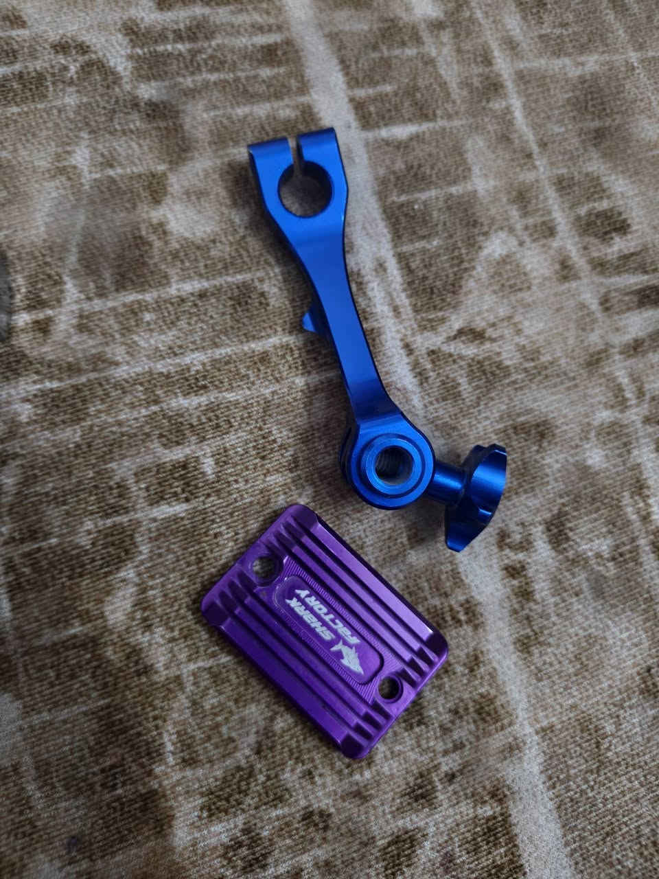 سلامة عليكم غراض البيع
 1 : ستان مال موبايل ب 10
2 : يدات بريك لون ذهبي ب 15
3 : يدات بريك فضي 15
4 : ذراع مال بريك خلفي و قبق عنبار ب 20
5 : فج اصلي مال تفصيخ برمبو ب 50
6 : لوحة مال رقم على شكل خفاش ب 15
7 خوذة اصليه من شركة  GIKE نظيفه كلش وما ملبوسه ب 75
 وتوصيل موجودة


**إذا كنت صاحب هذا الإعلان وتريد حذفه لأي سبب، رجاءا أرسل رسالة إلى الدعم الفني**