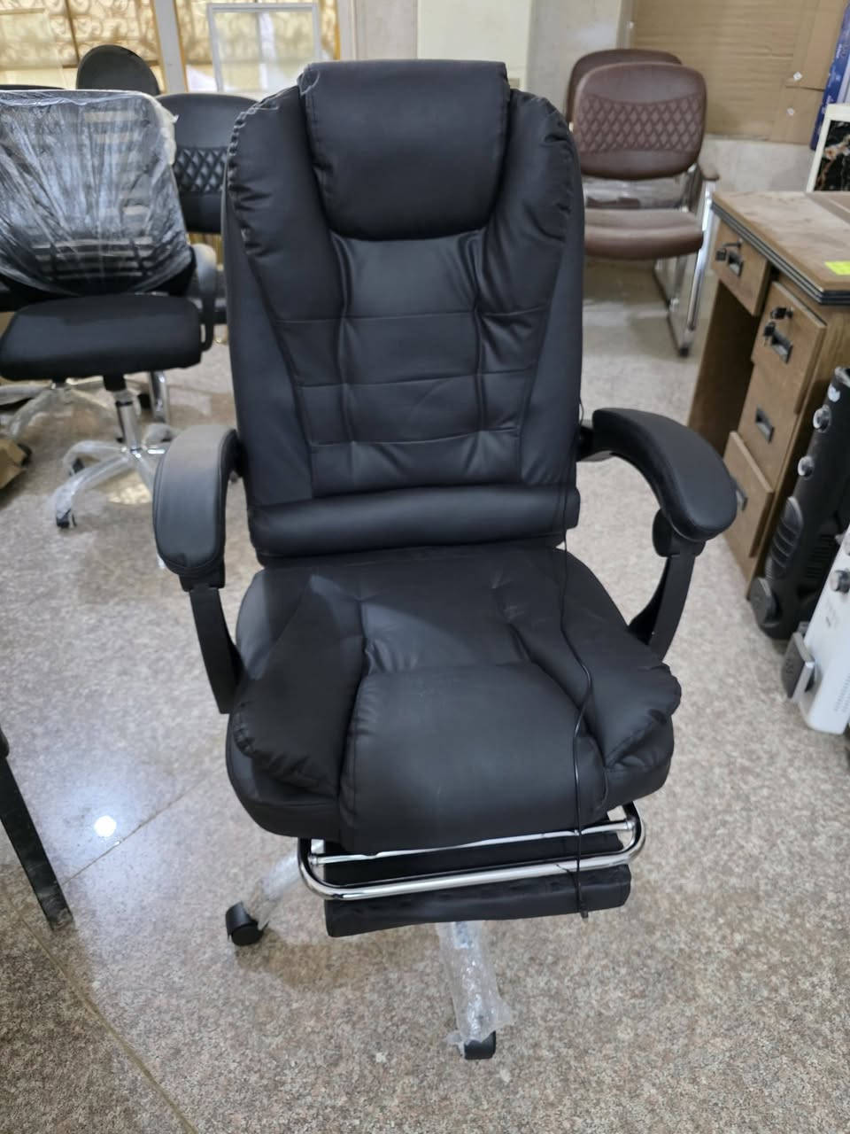 يتوفر كراسي مكتب دوار وثابت 
جديد غير مستعمل..
العنوان بداية فرع ابو الماش الجهه اليسار مقابل افران ومعجنات الحوراء ومقابل صيدلية عبدالرحمن ..
***********
*********** وات ساب
