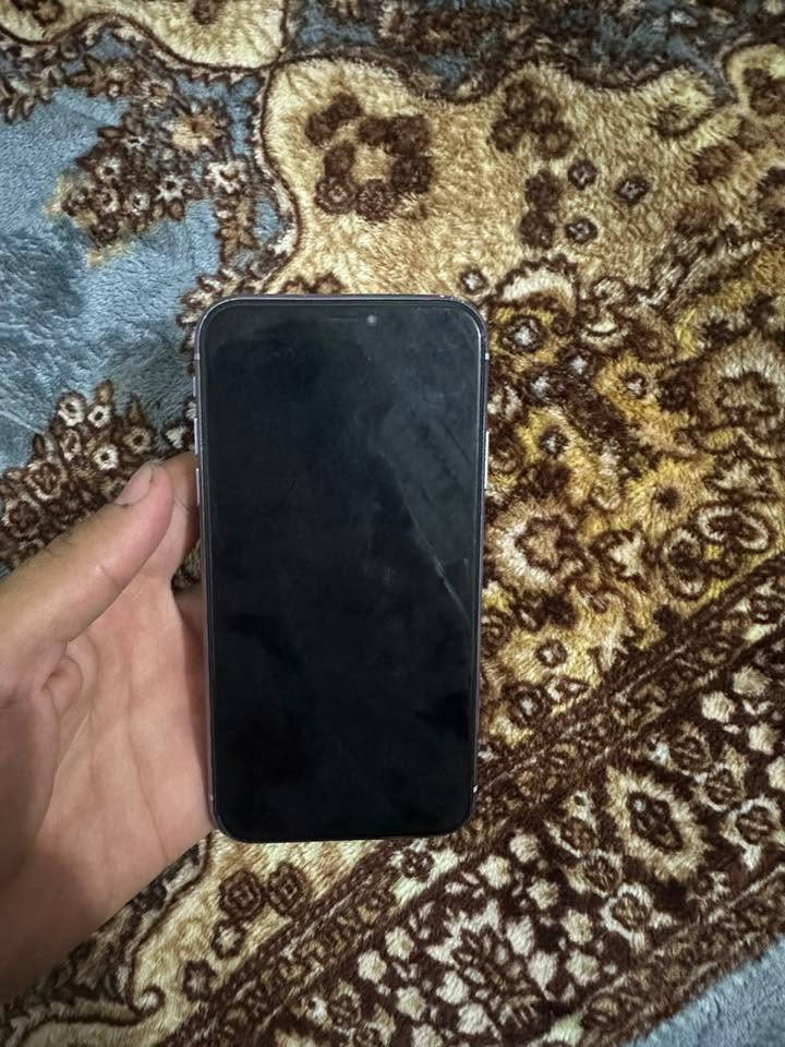 آيفون 11 عادي ذاكره 128
الجهاز مبدل فقط بطاريه باقي كله بلادي ذاكره ١٢٨ + تجي تاخذه من بيت وتفحص 
رقم تلفوني *********** 
السعر ٢٠٠ قفله شراي يخابرني
