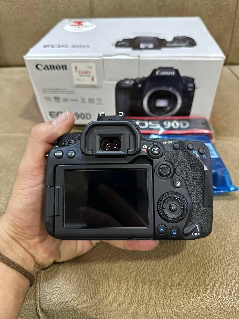 كاميرا كانون 90d مع عدسة 18_135 إصدار الثاني
نظافة/ 98%
شتر/ 15K
ملحقات/  شاحنة + بطارية + رام + جنطة كبير
سعر / مليون و 200 الف
وتساب/ ***********
