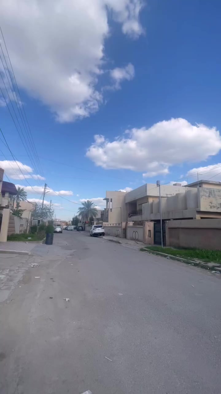 السلام وعليكم   بيت لايجار. موقع تجاري      خلف شارع لاطباء. 📍
يصلح لمجمع طبي. او عياده او مذخر او مدرسه اهله او روضه 🫀
 ويصلح لعائله. 
 البيت  مرممم. جديد  مصبوغ كامل بس جيب. عائلتك او. اجهزتك وتكعد بي.   
لاتصال ***********
