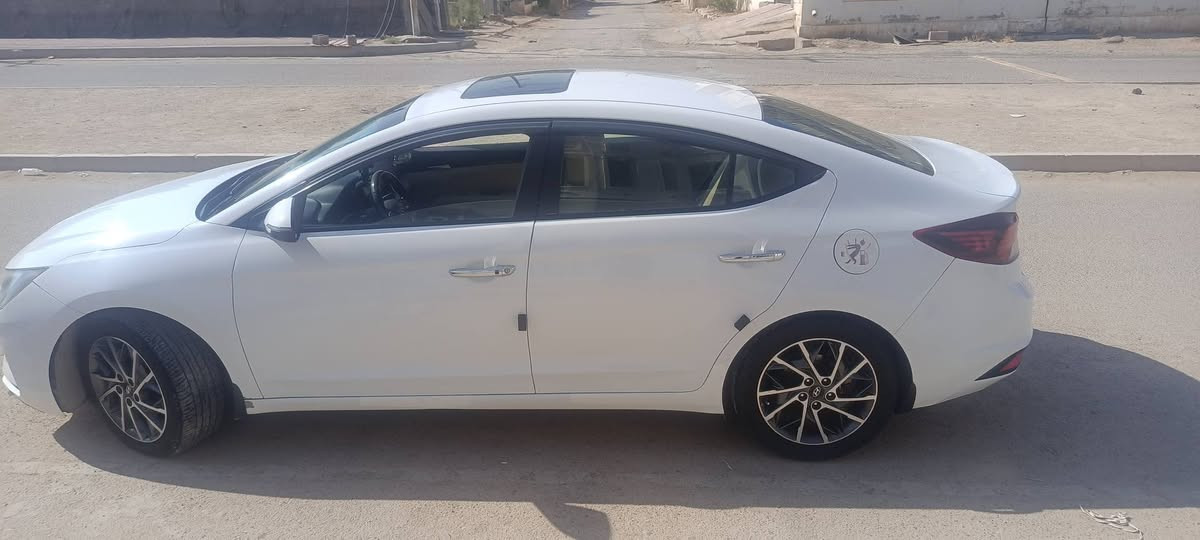السلام عليكم للبيع النترا 2020 خليجي رقم انبار فول مواصفات ماشي 185 حقيقي  باسمي تاخذ تحويل من عندي سنوية بأسم المشتري مكفولة عدا الدوسة اليمنى بية طخة خفيفه مثل ماموضح بالصور مكان السياره الرمادي خمسة كيلو السعر 160 وبية مجال ***********
