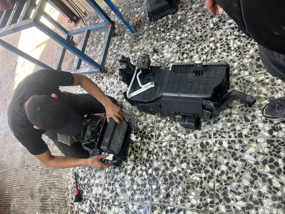 تقدم #خدمات_ابوياسرلتبريد_السيارات #خدمة_الصيانه الشامله 🔧#لمنظومة_التبريد❄️ وبلاسعار التنافسية مع تخفيظات كبيرة باسعار العمل وفتح #الدشبول_وشحن_الغاز..
#لجميع_انواع_السيارات     134 او 1234yf 
         ===============$==============
      علما توجد خدمة الصيانة الموقعية داخل محافظة بغداد 
                  ****************************
من الاعمال اليومية للورشه 💯 ✔️✔️
#دوج _رام_2018

تم الفحص بالجهاز الإلكتروني وفتح دشبول وتبديل فريز وكالة اصلي 
مع شحن غاز 1234yf نيفادا الايطالي الأصلي 
مع ضمان سنتين 
بالميزان الإلكتروني حسب الكمية المقررة للشركة المصنعه 

               ************************

❓كما يتوفر لدينا #جميع #الادوات #والمواد #الخاصة #بمنظومة #التبريد #الاصلية #لكافة #السيارات

#خدمات #ابوياسر_لتبريد_السيارات
#بغداد / #شارع_النضال/ #القصر #الابيض/
مقابل #شركة النهرين للطباعة

‏‎#متواجدون_كل_ايام_الاسبوع ✅

                ==========================
 
                   الفحص وتحديد العطل مجانا

*********** حسين 
*********** ابوياسر
