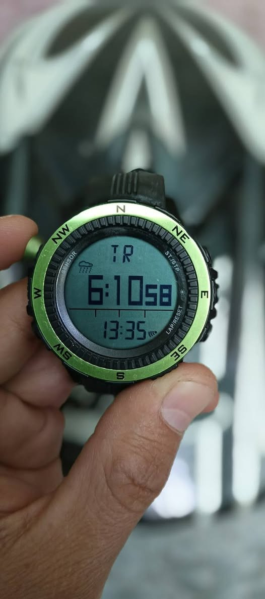 ساعه 
 طراز LAD WEATHER،   من سلسلة "Sensor Master" (مثل lad004 أو lad024). 
الميزات الرئيسية
تتضمن هذه الساعة المخصصة للأنشطة الخارجية مجموعة من المستشعرات والميزات المفيدة: 
مستشعر ألماني عالي الدقة.
توقعات الطقس: تتنبأ بالطقس باستخدام أيقونات (مشمس، غائم جزئيًا، غائم، ممطر، عاصف) بناءً على التغيرات في الضغط الجوي.
مقياس الارتفاع (Altimeter): يقيس الارتفاع الحالي ويتضمن رسمًا بيانيًا لتاريخ الارتفاع المسجل كل ساعة.
مقياس الضغط الجوي (Barometer): يقيس الضغط الجوي ويعرض رسمًا بيانيًا لتاريخ ضغط مستوى سطح البحر.
بوصلة رقمية (Digital Compass): توفر قراءات الاتجاهات وإمكانية المعايرة.
مقياس الحرارة (Thermometer): يقيس درجة الحرارة المحيطة.
ميزات أخرى: تشمل ساعة إيقاف (كرونوغراف)، ومؤقت للعد التنازلي، ومنبه يومي، وإضاءة خلفية. 
السعر خاص يوجد توصيل


**إذا كنت صاحب هذا الإعلان وتريد حذفه لأي سبب، رجاءا أرسل رسالة إلى الدعم الفني**