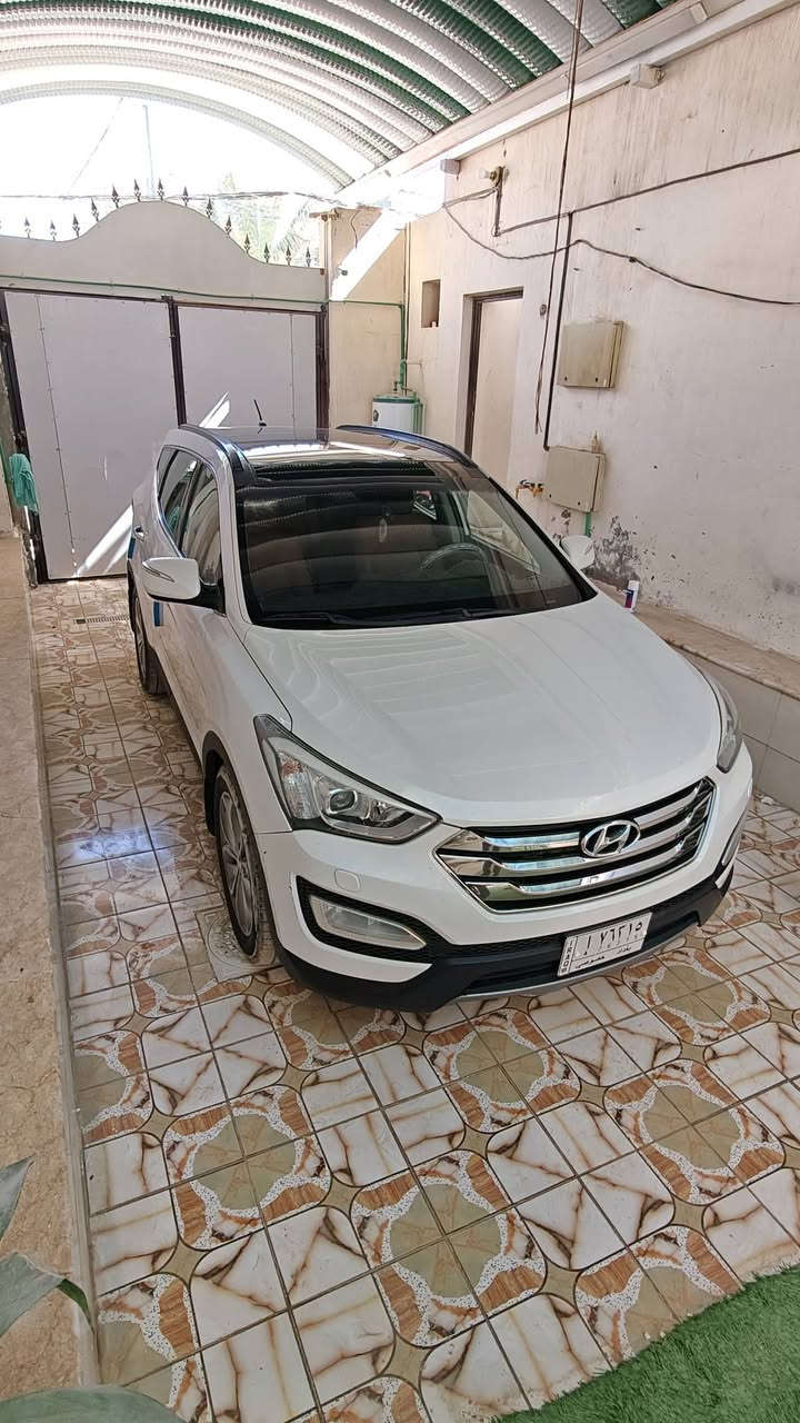 السلام عليكم
هونداي سنتافي موديل 2014 وارد خليجي (كويتي) سيار فوللل مواصفات اللون ابيض صدفي 
1 المحرك 6سلندر
2بنوراما 
3كشن السايق كهربائي 
4سايد بريك بصمة 
5اوتو هولد 
6  ثلاث وضعيات للقيادة 
7مثبت سرعة 
8 مانع انزلاق 
9 فور ويل 
السيارة بعد بيهة هواي مواصفات 
تخم تاير جديد
حدادية من الطول للطول جديدة 
نظام التبريد كامل على اخر حباية 
للتواصل على الرقم ***********
***********
