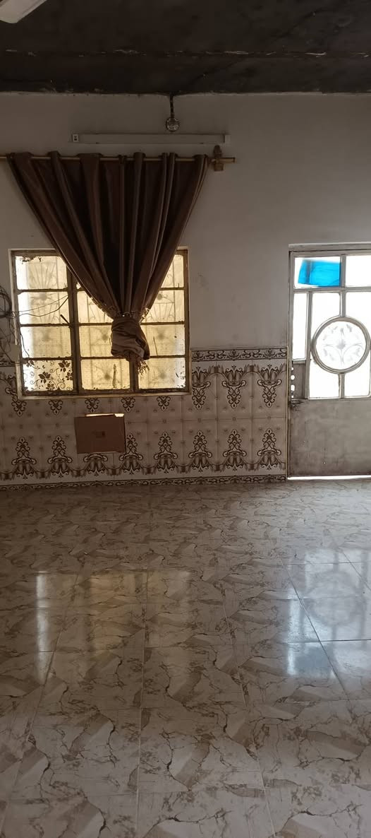 سلام عليكم بيت للبيع مساحه ٢٣٠ متر ٣غرف نوم  صاله ٤ ب٧  ستقبال ٤ب٨ مطبخ  حمامات داخل وخارج العنوان شارع مطار القوسي جيهة  الحرفيين  شارع مالته ٨متار  ماكو باب مقابيلك بيت ماعايز اي شي بس  سقف ثانوي   سعره ٧٠ بي مجال هواي هذا رقمي *********** بي واتساب هذا ثاني ***********
