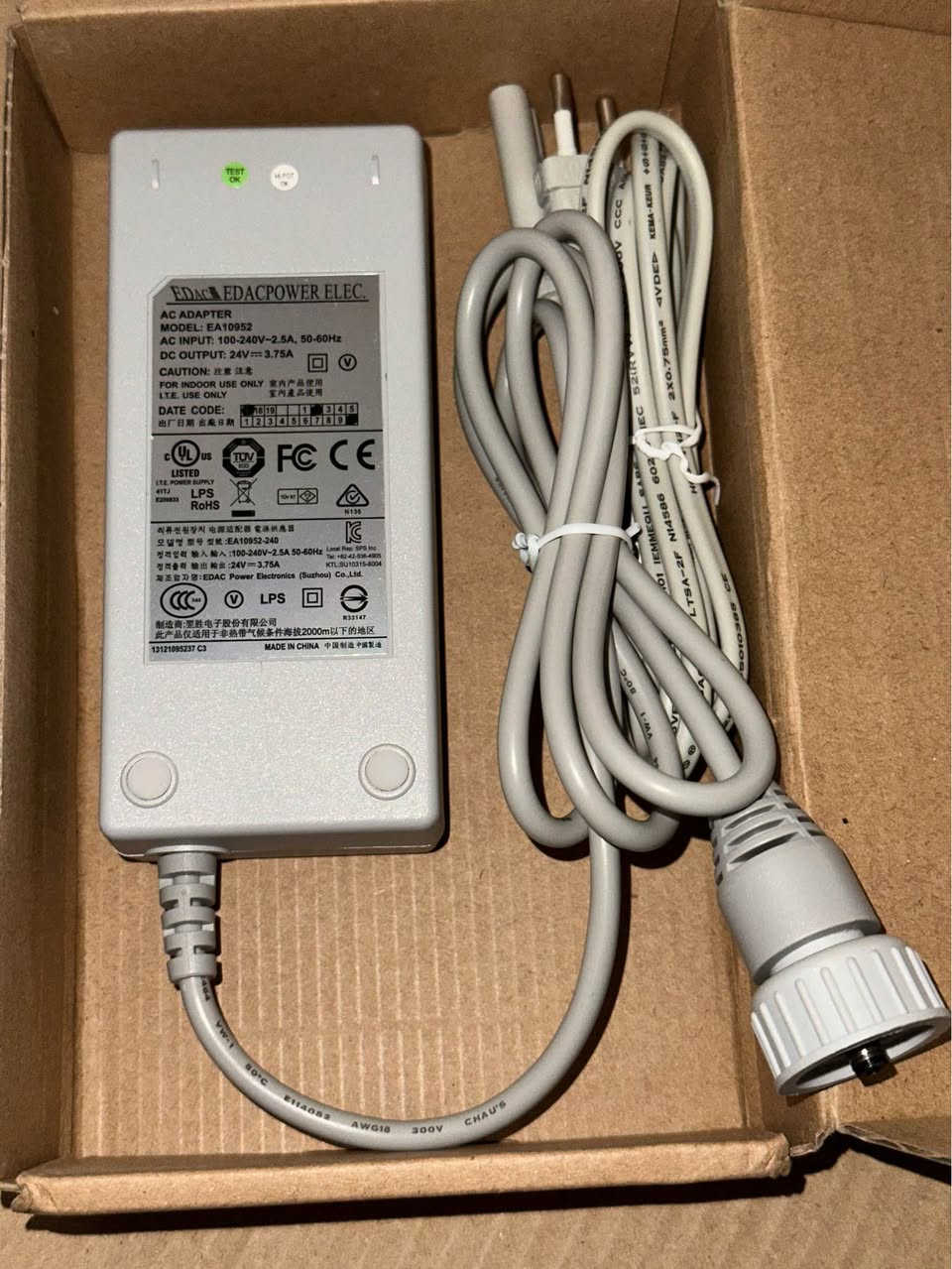 کوردی:
ئاداپتەر و شەحنکەرەوەی ئەسڵی EDAC 24V 3.75A بۆ ڕۆبۆتی ECOVACS WINBOT

ئاداپتەر و بەرهەمهێنەری وزەی (AC Adapter/Power Supply) ئەسڵی و کواڵێتی بەرزی براندی EDACPOWER ELEC. ئەم شەحنکەرەوەیە بە تایبەتی بۆ ڕۆبۆتەکانی پاککەرەوەی جامی جۆری ECOVACS WINBOT دیزاین کراوە بۆ دابینکردنی وزەیەکی جێگیر و سەلامەت.
 مۆدێلە گونجاوەکان:
 بە تەواوی گونجاوە بۆ ڕۆبۆتەکانی ECOVACS WINBOT مۆدێلەکانی: W920, W950, 880 WI, WB10, W836 و چەندین مۆدێلی تر.
 تایبەتمەندییە تەکنیکییەکان:
 ڤۆڵتیەی چوونەژوورەوە (Input): 100-240V ~ 2.5A, 50-60Hz (گونجاوە بۆ کارەبای نیشتمانی).
 ڤۆڵتیەی چوونەدەرەوە (Output): 24V 3.75A (تەزووی بەردەوام DC).
 توانا (Power): 90W (٩٠ وایت).
 مۆدێلی ئاداپتەر: EA10952 / EA10952E / EA10952-240.
 جۆری پلاک: خاوەن سەری قفڵدار بۆ ڕێگریکردن لە لێبوونەوە لە کاتی کارکردنی ڕۆبۆتەکەدا.

 العربي (Arabic)
شاحن ومحول طاقة أصلي EDAC 24V 3.75A لملحقات روبوت ECOVACS WINBOT

محول طاقة وشاحن أصلي (Original AC Adapter Power Supply) من شركة EDAC الشهيرة. مصمم بجودة تصنيع عالية ليوفر تيارًا مستقرًا وحماية متكاملة لروبوتات تنظيف الزجاج الذكية من إيكوفاكس وينبوت.
 الأجهزة المتوافقة:
 متوافق تماماً مع روبوتات تنظيف النوافذ ECOVACS WINBOT بموديلاتها: W920, W950, 880 WI, WB10, W836 وغيرها.
 المواصفات الفنية:
 الجهد الداخل (Input): 100-240 فولت ~ 2.5 أمبير، 50-60 هرتز.
 الجهد الخارج (Output): 24 فولت 3.75A أمبير (تيار مستمر DC).
 القدرة الكهربائية: 90 واط (90W).
 رقم الموديل (Model): EA10952 / EA10952E.
 نوع المقبس: مزود بسلك توصيل ذو قفل أمان لضمان عدم انفصال الشاحن أثناء حركة الروبوت على الزجاج. السليمانية, العراق


**إذا كنت صاحب هذا الإعلان وتريد حذفه لأي سبب، رجاءا أرسل رسالة إلى الدعم الفني**