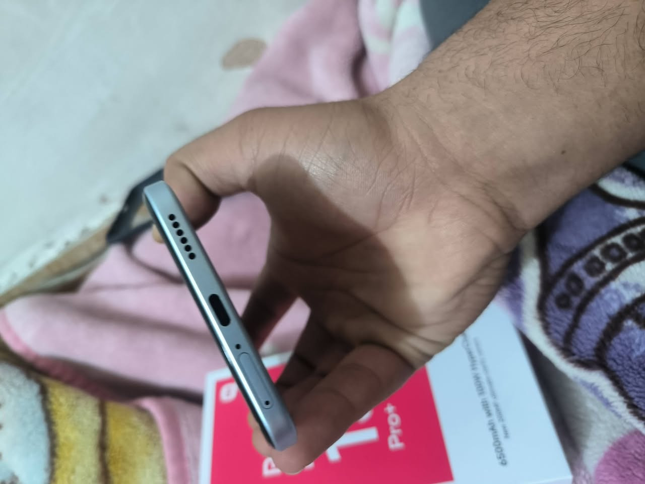 السلام عليكم 
للبيع REDMI Note 15 pro+ 5g
ذاكرة 512 رام 24 كاميرا 200 شاحنة 100W شحن سريع مقاوم للكسر وضد الماء استخدام اسبوع او اقل غراضة ممفتوحة نهائيا جهاز شخط مابي مكاني بغداد الامين 2 سعره 540 وبي مجال بسيط للشراي للاستفسار ***********
