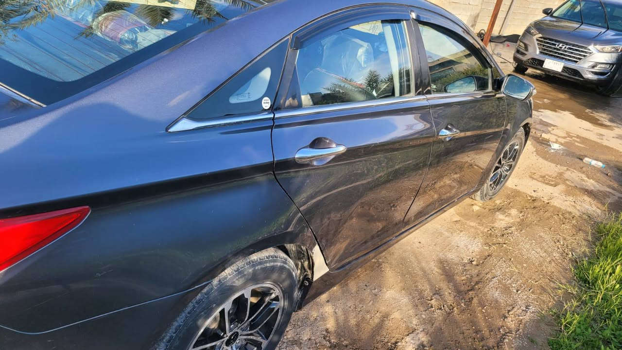 السلام عليكم 
سوناتا 2011 خليجي
مكفولة بيها طخه بسيطة بهلال الجاملغ وشوي جراد بالبنيد   
فول موصفات 1/1
بانوراما 
تحكم ستيرن 
كشنات كهرباء 
بصمة ابواب 
بصمة تشغيل 
كير محرك حداديه كله جاهز 
محرك 2400 دوش  
رقم بغداد دولي بسمي 
السعر 118 مجال بسيط  
مكانها بغداد 
[‏‪***********‬‏ متوفر واتساب
