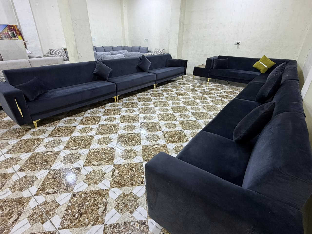 سلاو ئةم زاويية 23نةفةريية
بؤفرؤشتن لؤك لؤكة بيعيبة 
مالي دؤستة رةنگيگي تايبةتيشة 
بؤسةعر پةيوةندي بكةن 
ژم***********
شوين كةلار
