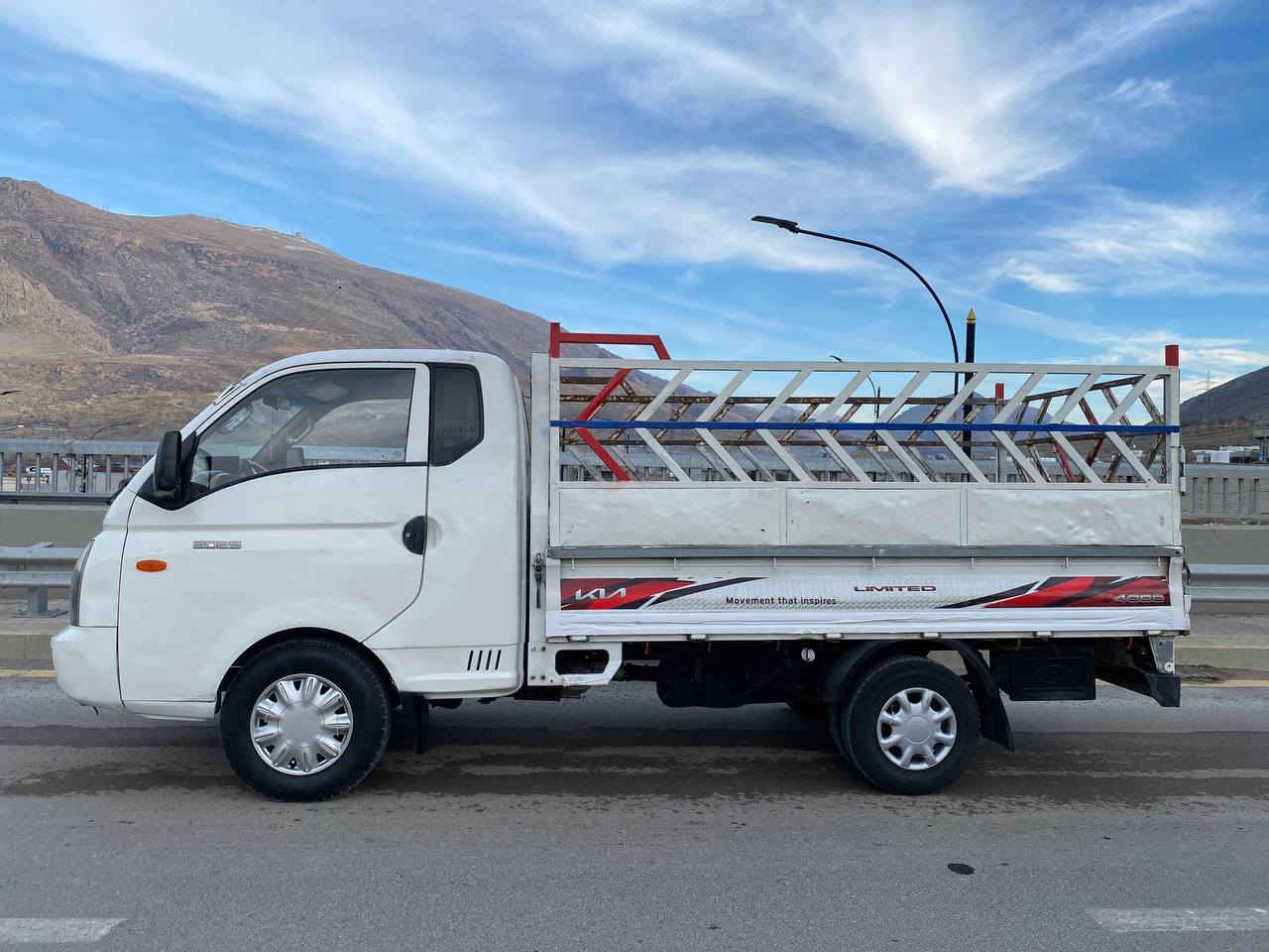 هۆندا دوو تەنی مۆدیل 2008 رەقەم ئەسلی بەشەرت مەکینە سپی 3000 ی سۆپەری پەموو نۆزل، کارەبای نییە، دوو پارچە سبوغی هەیە بێ لێدران بێ ناوگرتن، مکینەی نوێیە بەشەرتە گێر و ئەکسل و کارەبای بەشەرت، سەنەوی ئەسلی و شانسی مطابق و ئەولیات و پاکانە و مرور بەشەرتە .. سیارەکە دەحامی لۆ دەحامی بەشەرتە . نرخی 58 و مجال..   ***********
                                             *********** سوران, أربيل
