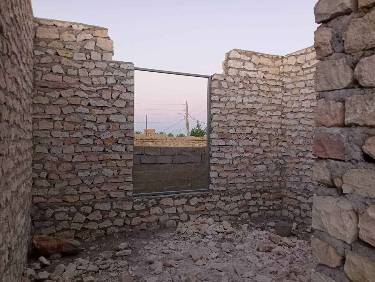 هيكل للبيع طابو صرف بزنكوره بناحيه اليرموك مساحه 370 متر غرفتين او صاله او ديوانيه او مطبخ او حمام 🛀 بناء حجر وسمنت رباط او اساس او مرشوش سم للارضه متوفر جميع الخدمات ماء كهرباء وطنيه مولد مدارس جامع اسواق الشارع تبليط او مراوس بيت بالشراع او مفرك زنكوره او بال 7 كيلو ونتفق ع الفرق استفسار اكثر اتصل ***********
