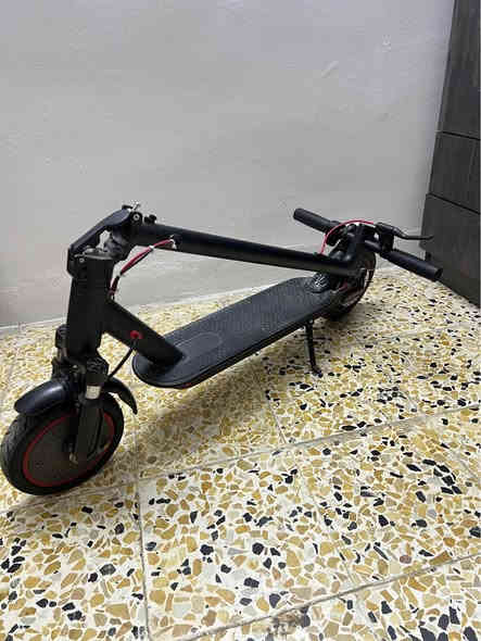 السلام عليكم 
سكوتر شحن
سرعة 30km\h حقيقي شرط
بيه 3 انضمة قيادة اقتصادي وعادي وسبورت
السرعة شرط 30 حقيقي طيران
يتحمل وزن 100 كيلو شرط
استخدام من ساعة الى ساعتين حسب الوزن
بطارية ليثيوم حجم كبير جديدة شرط شرط شرط قبل سبوعين اخذتها ب 80 الف 
شرط يمشي مسافات حيل طويلة
بيه وقافية صفح
ولايت قوي
وبريك دسك قوي
والسحب مالو حيل قوي
تايرات جديدة امامي وخلفي
يصلح لعمر من 8 سنوات اقل شي لان حجمو كبير
وللشباب يتحمل وزن 100 كيلو شرط 
السكوتر كامل وما بيه اي خلل شرط
الستيرن ينطبق مثل ما موضح بالصورة
بيه برنامج يتصل بل مبايل تتحكم بيه
وبيه مثبت سرعة 
عنواني موصل ايسر شراي اتصل موجود توصيل جميع المحافضات
***********
السعر 175 وبيه مجال للشراي موصل
