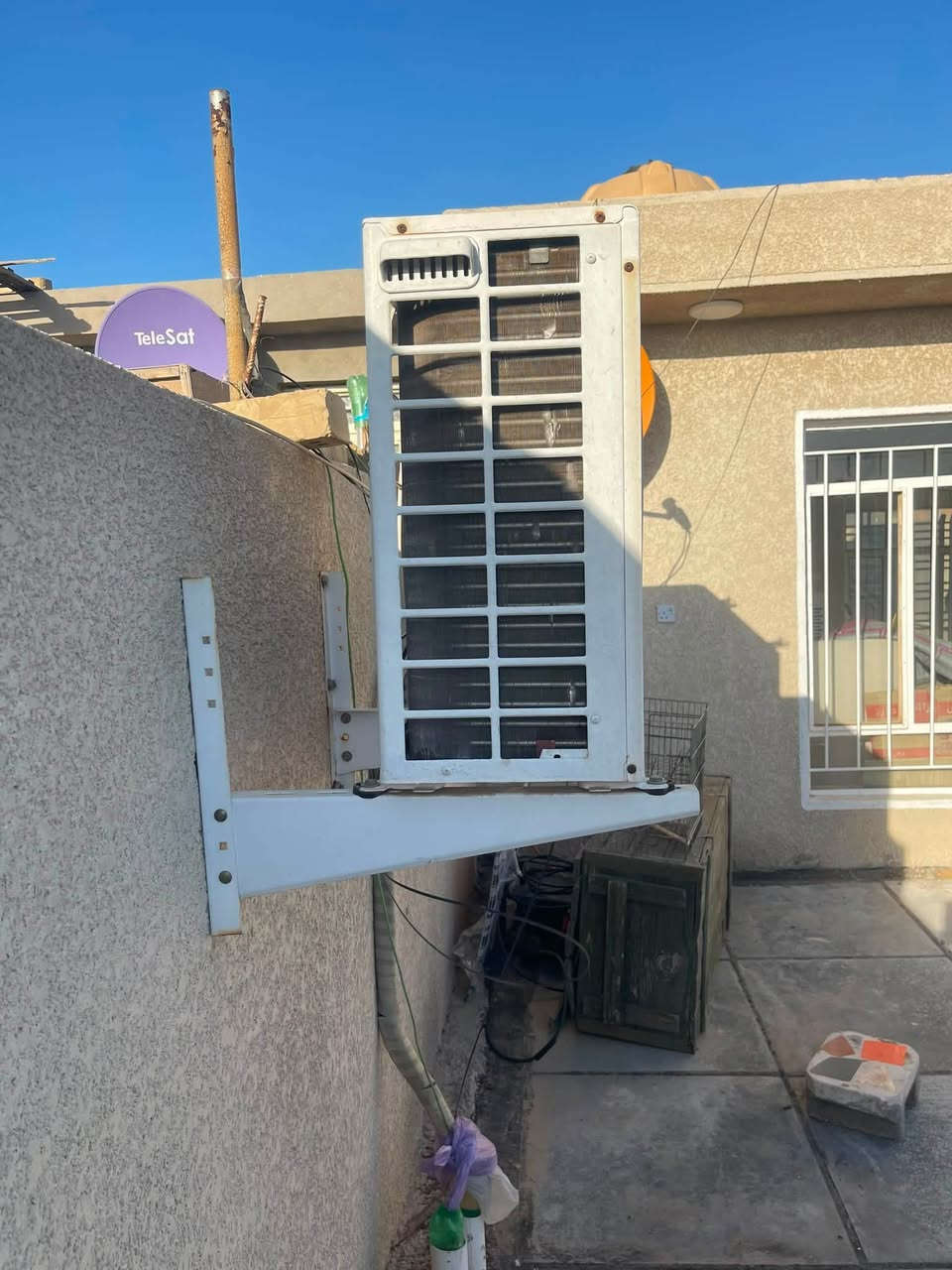 سبلت طنين للبيع نضيف وتبريد ثلج LGسعره 250 وقطعه داخليه الحافض نضيفه وشغاله سعره 100 الف مكاني السريدات قرب صيطره الشعب القديمه راسلني خاص وهذه رقمي ***********
