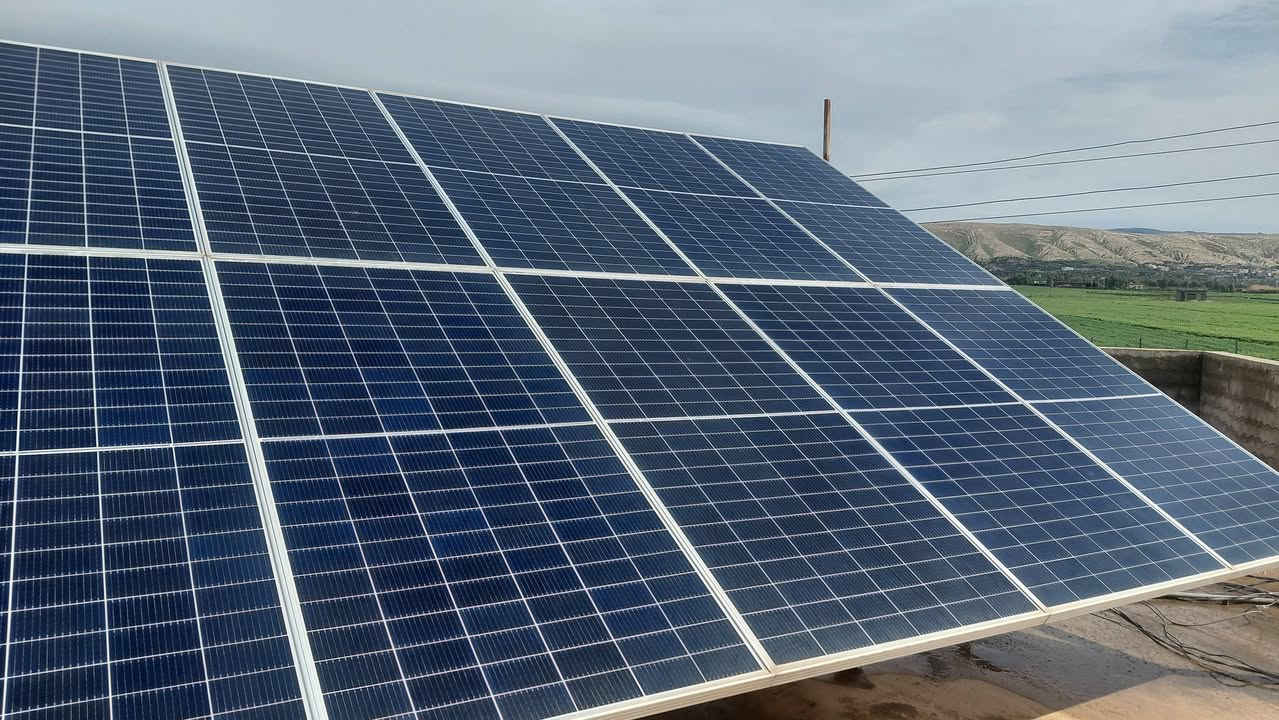 🚨 مع شركة روژ للطاقة الشمسية  تقود التحوّل! ⚡🌞
📍 من موقع العمل – #بعشيقة
🗓️ السبت 21/ 3 / 2026
في ضربة جديدة تعزز موقعها في القمة، يعلن مكتب روژ للطاقة الشمسية عن تنفيذ مشروع نوعي ضخم تمثّل بـ تحويل منزل فلاح الياس مراد  في #بعشيقة إلى منظومة #طاقة #شمسية متكاملة، تمنح كهرباء مستقرة، صامتة، وموثوقة على مدار 24 ساعة.
⚡ تجهيز 
🔹 12 أمبير نهاري
🔹 5  أمبير ليلي
🔋 النتيجة؟
✔️ استقرار كامل بالكهرباء
✔️ تقليل جذري للاعتماد على الشبكة والمولدات
✔️ توفير مالي مستمر على المدى الطويل
🚀 باستخدام أحدث تقنيات High Voltage، هذا المشروع مو مجرد تركيب…
هذا تحول حقيقي نحو الاستقلال الطاقي.
🌞 مواصفات المنظومة العملاقة:
▪️ 6 لوح Longi بقدرة 640 واط
▪️ ضمان الألواح: 15 سنة
▪️  إنفرتر  انفتي 
▪️ 1 بطارية ليثيوم بسعة 100 امبير موتوما 
✨ روژ للطاقة الشمسية… مو بس ننفذ مشاريع، نصنع فرق حقيقي على أرض الواقع.
🔥 إذا تريد:
كهرباء 24 ساعة + هدوء + توفير حقيقي
فأنت تحتاج قرار واحد فقط… والباقي علينا.
📞 احجز استشارتك الآن:
👷‍♂️ مهندس قيدار
*********** – ***********
👤 سلام سلو
*********** – ***********
#روژ_للطاقة_الشمسية #HighVoltage #طاقة_نظيفة
#شاريا #شيخان #أربيل #بعشيقة #هولير #العراق #دهوك #duhok #Erbil #mosul #موصل #نينوئ #Iraq #طاقة #الشمسية #solar system
