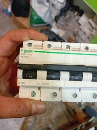 منجر رباعي شنايدر اصلي متوفر كميه 100 امبير 07736151729