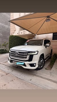 /  السعر تنافسي للبيع لاندكروز 2023 فئه VX  (تووين تيربوو) فووول مواصف...