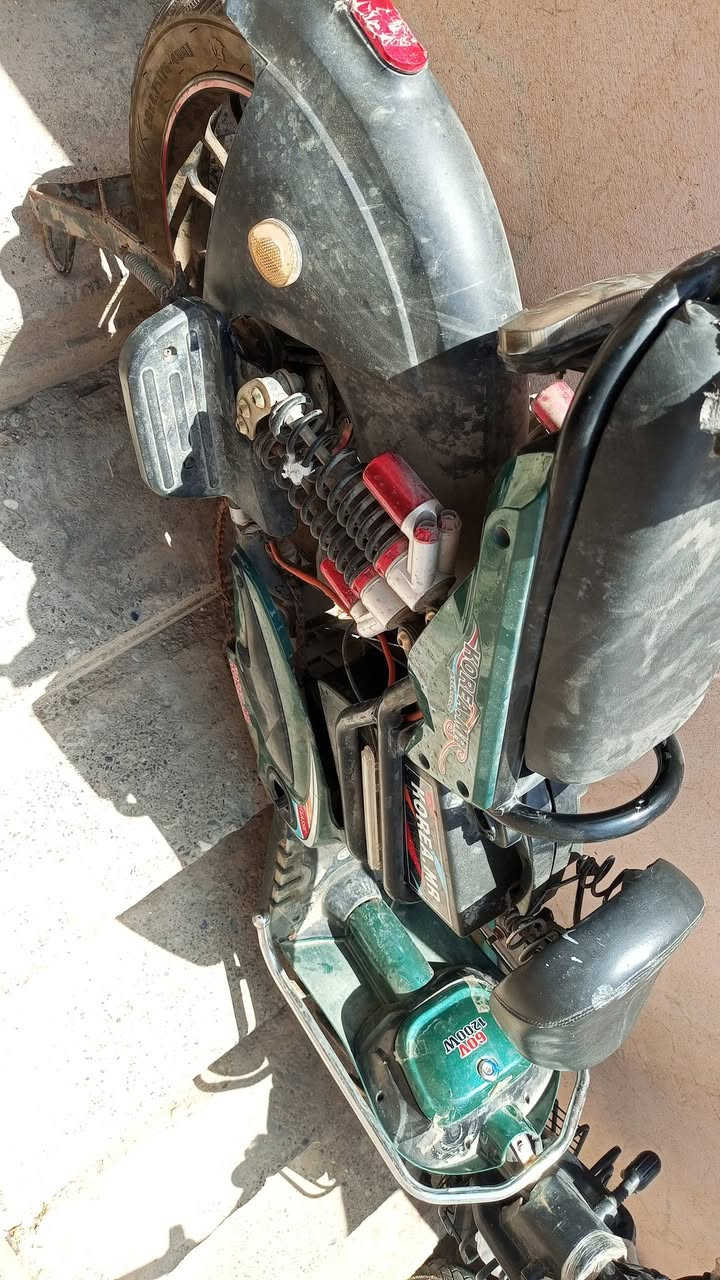 السلام عليكم عندي هذا الماطورمع شاحنه اصلي    بدون بطاريات التاير الخلفي واقف اخوي 40 قفل قفل قفل اخوي أقل من 40 الربع ماابيع حجز ماكو اخوي ملاحظه اذا موشراي لاتخابر اوتحجز مكاني ايسر حي الشرطه ***********
