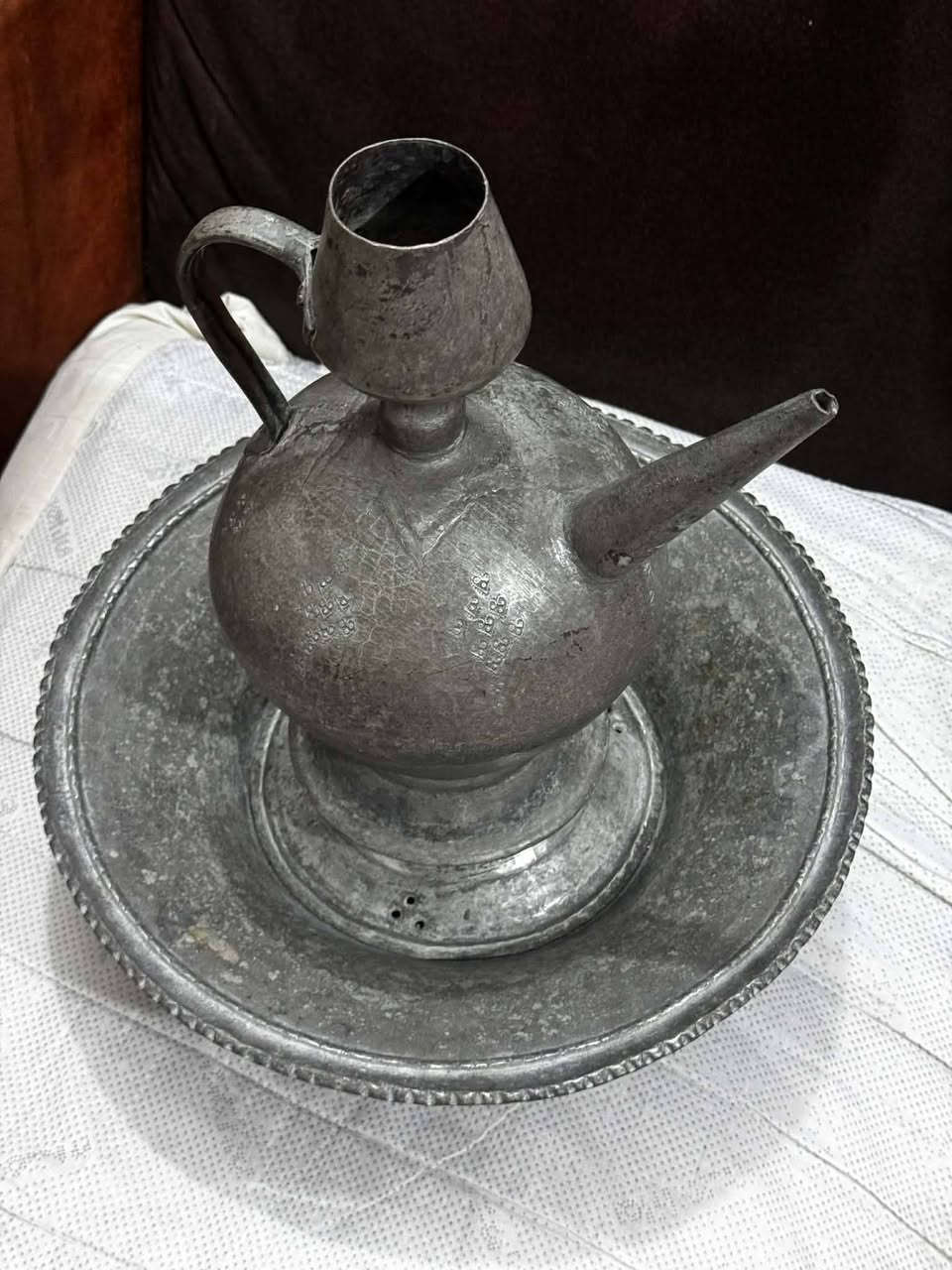 سلبچة ولگن نحاس أحمر شغل الموصل قديم
نضافة لوك ببياضهن إرتفاع البريق 35 سم عرض السلبچة 36 سم *********** بغداد
