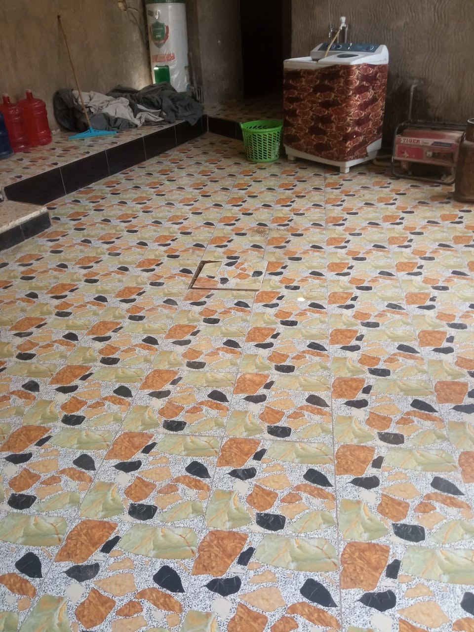 بيت للبيع حي نادر 3
مساحه 240 
طابو صرف 
يتكون من استقبال و 3 غرف نوم وهول ومطبخ 
ومجمع صحيات عدد 2 
خدمات كامله مدرسه وسوك نادر قريب عليه السعر 120 
للاستفسار 
***********
