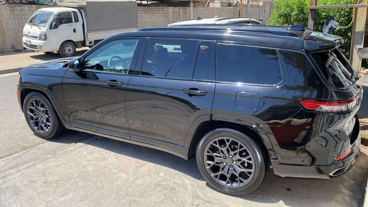 اعلى مواصفات واعلى فئة بل جيب كراند شيروكي سومت 1/1
موديل 2024

المحرك : V6. 3.6L .

العداد 5000 mi 

مقاعد 7 راكب 

رقم : بدون رقم

لون : اسود

فول موصفات اعلى شيء 1/1 

دفع رباعي 4x4

  نظام تعليق هوائي (جكات).

  قيادة ذاتية عند المنعطفات.

  رادار امامي مع مانع تصادم .

  .

  تحذير الخروج عن المسار .

  مستشعر نوم السائق مع نظام التوقف الآلي

  تحذير النقطة عمياء ٥ .

  نظام تحذير عند التقاطعات.

  نظام تحذير عند تجاوز السرعة المحددة.

  

‏

  نظام تقليل الضجيح داخل المقصورة.

  إنارة محيطية.

  شاحن موبايل وايرلس.

  تعديل وضعيات مقود السائق كهربائيا.

  مرايا تعتيم ذاتي.

  المرايا الجانبية قابلة للطي كهربائيا

مرايا الجانبية فاد

ظام الصوت من ماكنتوش مع 19 سماعة.

ويل قياس 21 انج .

* سقف بانوراما .

  شاشه كبيرة 10.1 انج .

  شاشة للراكب الأمامي .

  نظام الخرائط (GPS) .

  عرض خرائط الطريق على لوحة القيادة.

  لوحة القيادة بقياس 12 أنج.

  4 كاميرات خارجية مع بخاخات ماء للتنظيف.

 

  

  المصابيح الأمامية زنون .

  كشافات الضباب زنون .

  دخول ذكي.

  بصمة على 5 ابواب للدخول الذكي.

  تشغيل عن بعد .

  الصندوق الخلفيي كهربائي .

  فتح الصندوق الخلفي مع حركة القدم.

أقل

 

  اضافات من الخشب الطبيعي للمقصورة الداخلية.

  ذاكرة لحفظ وضعيات الجلوس للمقاعد الأمامية

  مساج للمقاعد الامامية .

  المقاعد الأمامية كهربائية .

  المقاعد الأمامية تبريد وتدفئة .

  المقاعد الخلفية تدفئة وتبريد .

  ستائر للشبابيك الخلفية.

  انارة داخلية LED متعددة الالوان .

  حساسات امامية وخلفية .

  7 راكب.

  مكيف خلفي مع وحدة تحكم منفصلة .

  تدفئة مقود القيادة.

  مانع تصادم خلفي .

  بلوتوث تلفون .

  محدد سرعة .

  نظام التشغيل والاطفاء الاوتوماتيكي 

  مكيف خلفي مع وحدة تحكم منفصلة .

  تدفئة مقود القيادة.

  مانع تصادم خلفي .

  بلوتوث تلفون .

  محدد سرعة .

  نظام التشغيل والاطفاء الاوتوماتيكي .

  نظام بريك اوتماتيكي

وبعد هواي مواصفات ما مذكورة . 

حادثها  بنيد وجاملغ امامبي نفس لون ابلادي  بدون دواخل  وصبغ جاملغ خلفي صبغ

رقم صاحب السيارة 

***********

السعر30000$بدون لوحات
