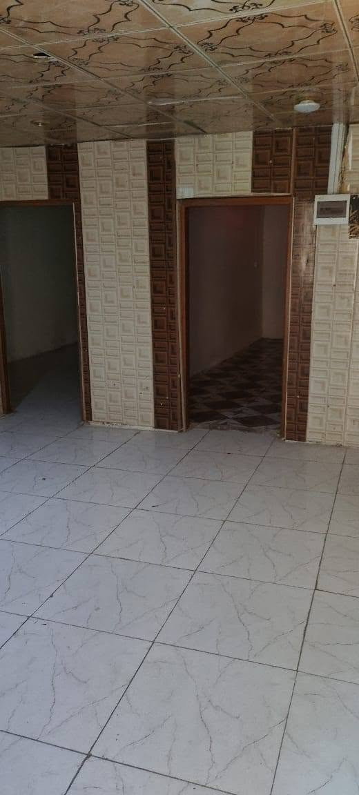 شقة للايجار غرفتين وهول بالاصمعي الجديد طابق ثاني قرب جامع السهلاني على الشارع العام للايجار ب350 تصلح سكن او مكتب او صالون حلاقة 
الاستفسار الاتصال على الرقم /***********
