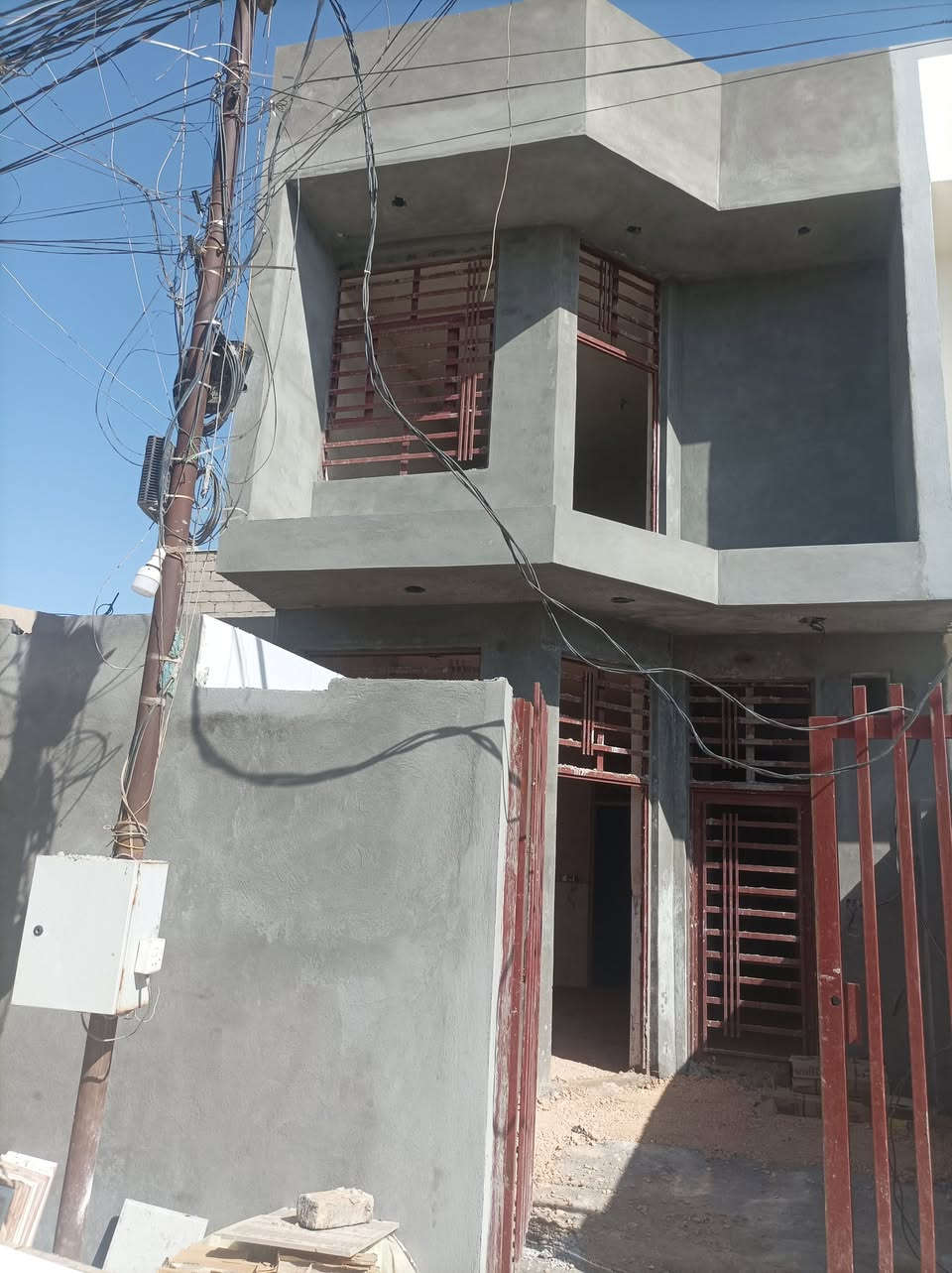 السلام عليكم
مشتمل 100متر للبيع طابقين غرفتين 
الطابق الاول طابوق والثاني ثرمستون
بيت قيد الانشاء تستلم مفتاح 
السعر  70 وبي مجال  ابي غرق حي المرتضى 
*********** مكتب المرتضى للعقار
