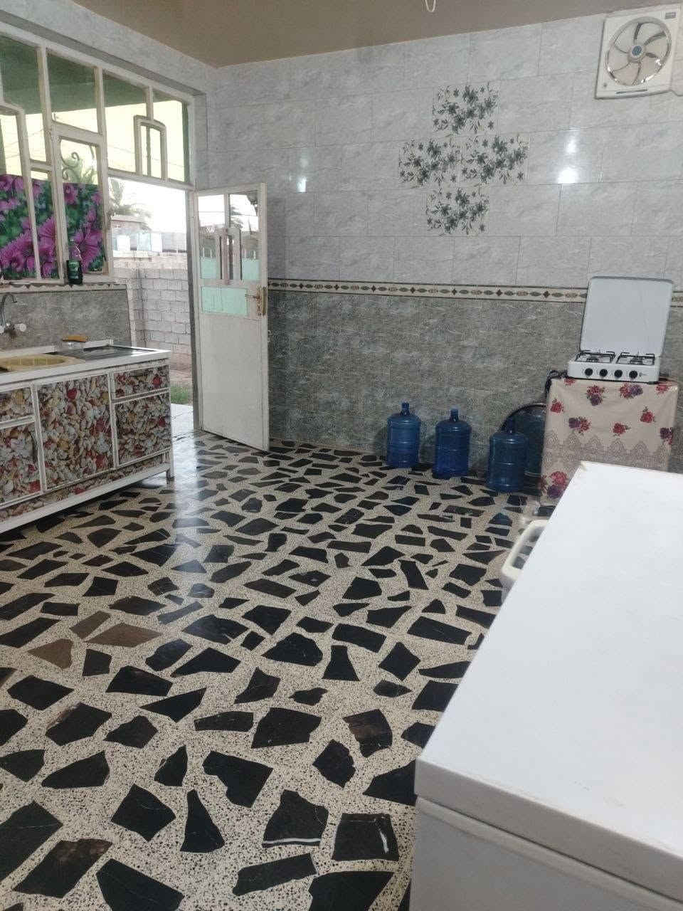 سلام عليكم بيت للبيع بمساحه 800متر  (زراعي) الموقع بغداد ناحية المشاهدة قرية البوفراج قرب جامع الانصار مع العلم البيت من اداخل مؤثث بسيراميك متكامل والسطح مغلف بشتايكر مع حديقة اماميه وخلفيه كامل للسكن الاستفسار الاتصال على الرقم ***********
