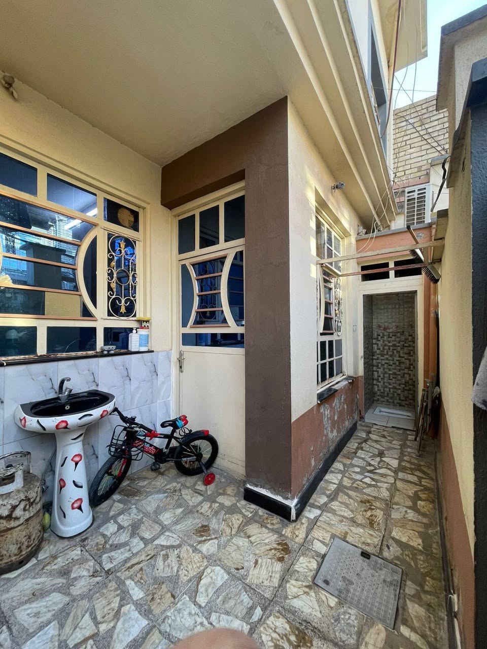 السلام عليكم دار للبيع المساحة 100يحتوي على استقبال مطبخ
غرف عدد3
حمامات ٢
حمام خارجي
العنوان الشعله الدوانم قبل السجه شارع ابو هاتو 
للاستفسار.. ***********
