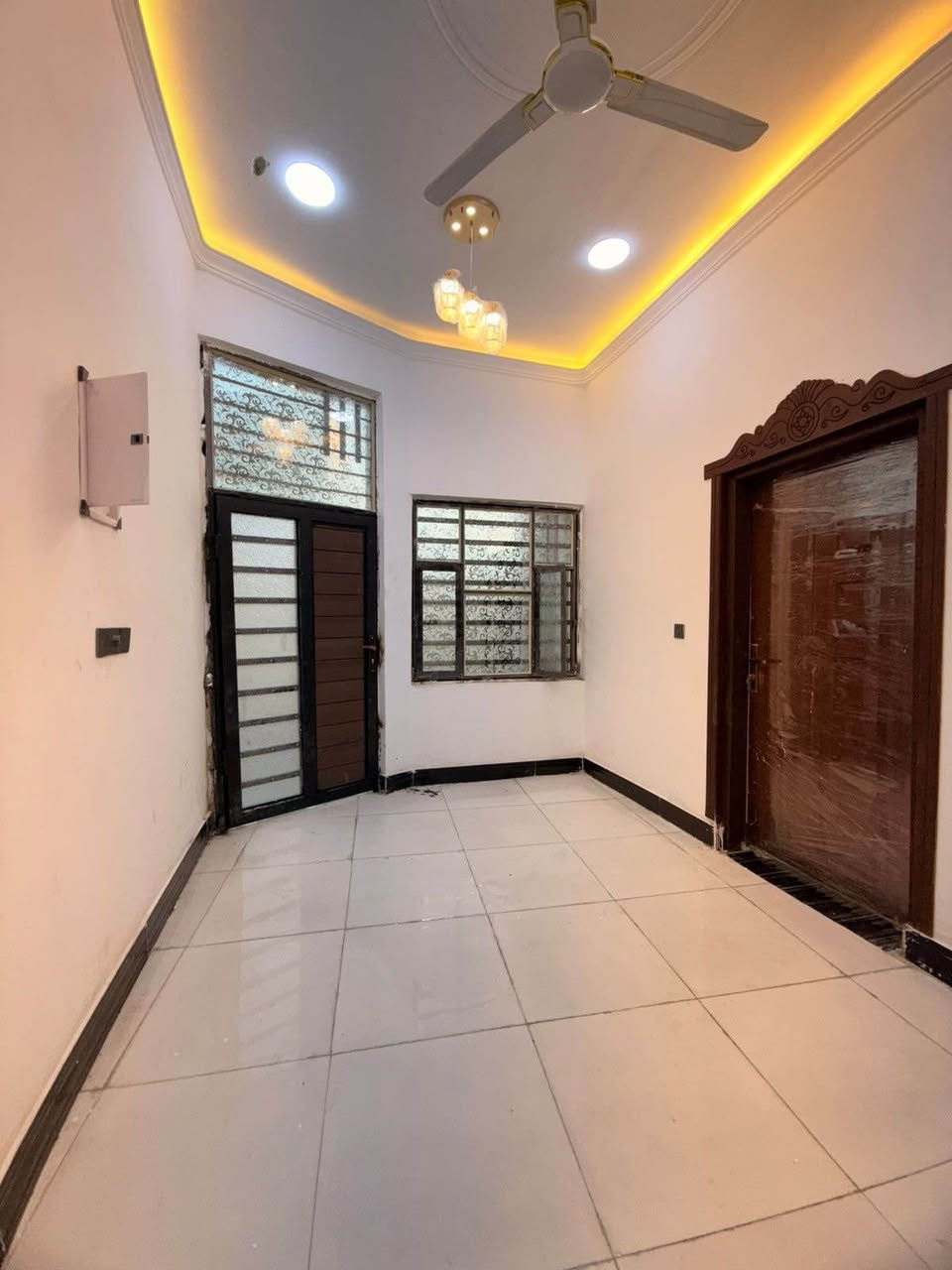 سلام عليكم وسعد الله أوقاتكم 👋⁉️

دار سكن للبيع ⛪️ بسعر بلاااش 

المساحه 130 متر  بناء حديث بعده بل جيس

يحتوي البيت على غرفتين نوم 
و ديوان 
و صاله 
و مطبخ 
و صحيات داخلي و خارجي و كراج سياره 
بيت كلش مرتب 

كافه الخدمات متوفره 

طابو صرف زراعي بأسم عراقي سند ٢٥ راعي لارض ساكن نفس المنطقه 

العنوان ببو الخصيب قرب المحكمه الجديده يبعد عن المحكمه مسافه قليله 
ثالث بيت عن تبليط 

سعر ٧٤مليون اوبي مجال لاستفسار *********** البصرة, العراق
