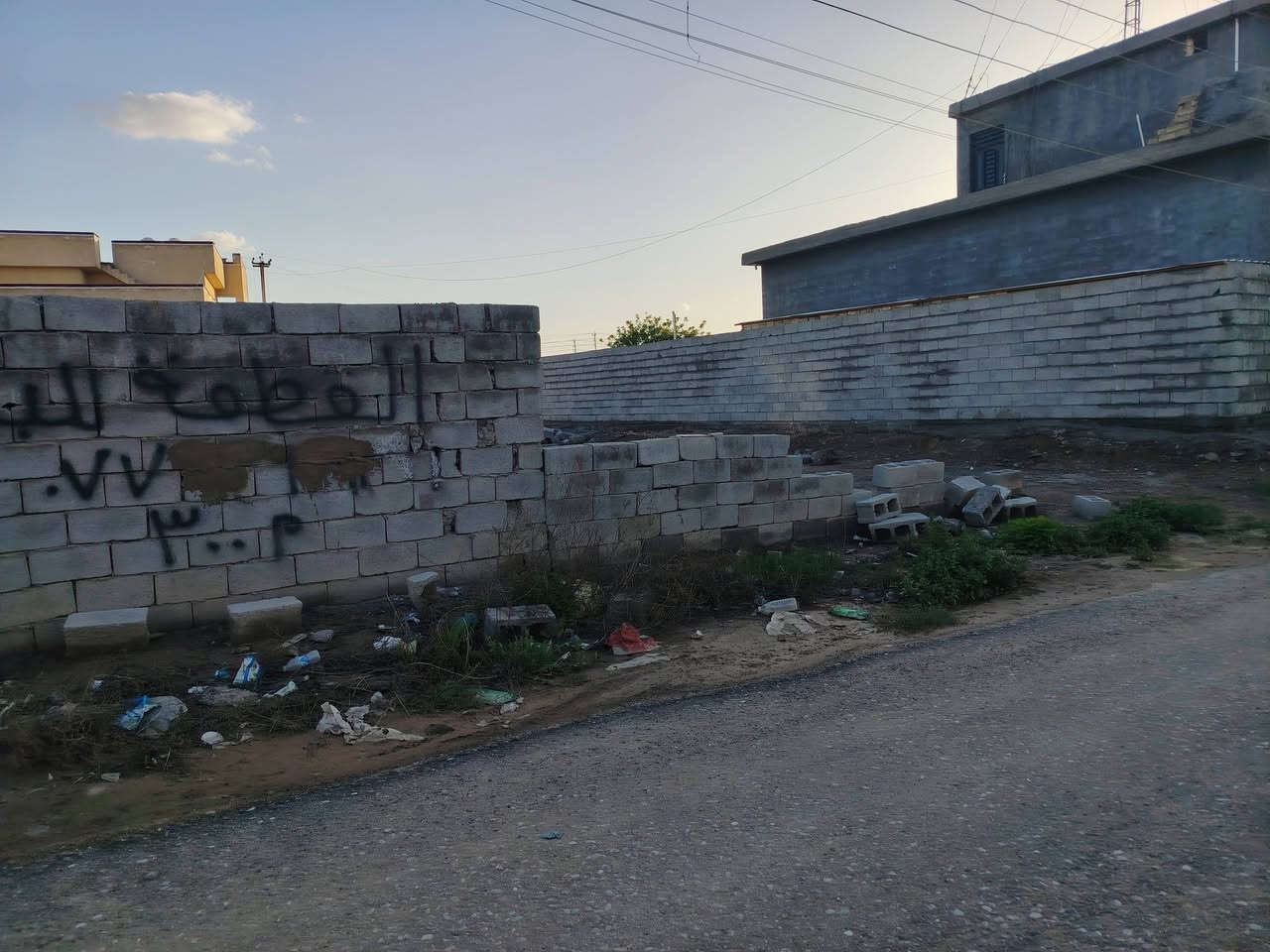 يالله سلام عليكم قطعة أرض للبيع بغداد المدائن منطقه بانوراما وره ملعب النخيل بل ضبط مساحه ٣٠٠ متر زراعي خدمات كامله تبليط كهرباء ماء قريبه عن الشارع الرئيسي عرض الشارع ١٠ متر ويتوفر جميع الخدمات واجهيه الأرض ١٥ والنزال ٢٠ السعر ٦٣ وبيهة مجال للاستفسار الاتصال على الارقام *********** أو *********** وات ساب
