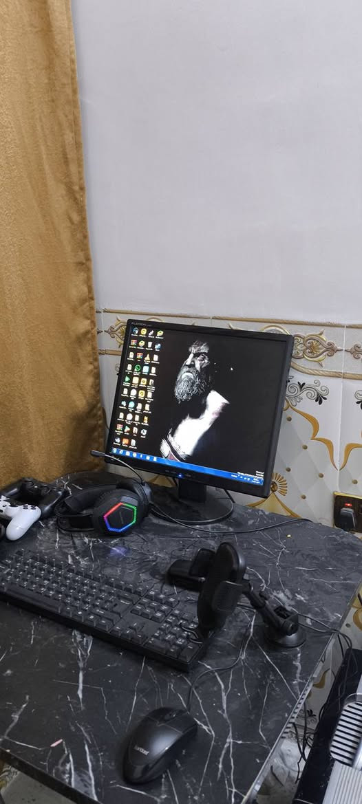 سلام عليكم 
حاسبة للبيع ويندوز 7 
هارد 500 
سعر 150 وبيهة مجال قليل 
شراي هذا الواتساب مالتي ***********
باقي المواصفات بلصورة 
الجوستكات مال PS4 للعرض فقط
